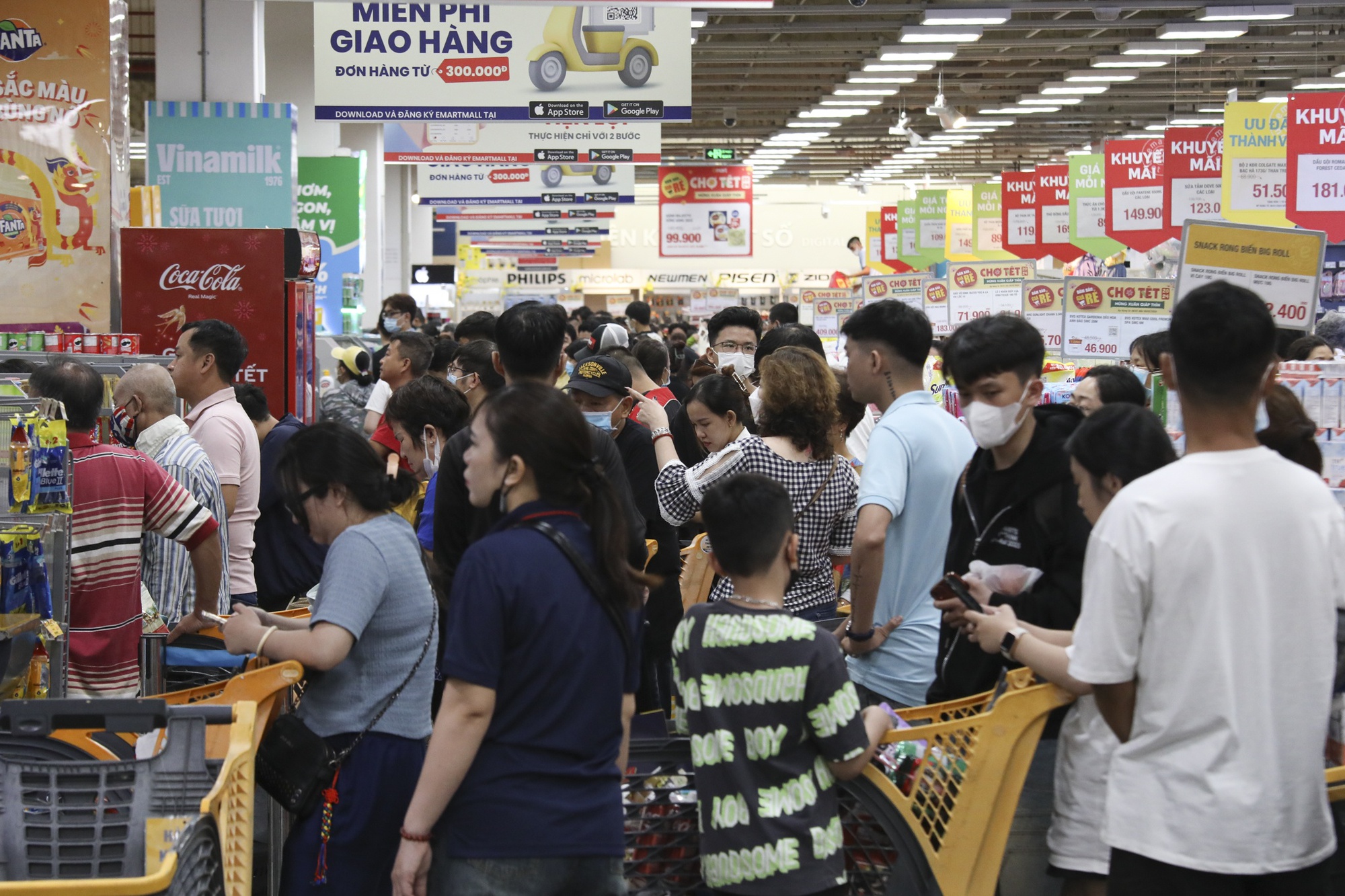 Người dân TP.HCM đổ về siêu thị mua mì gói, bánh kẹo đón Tết- Ảnh 10.