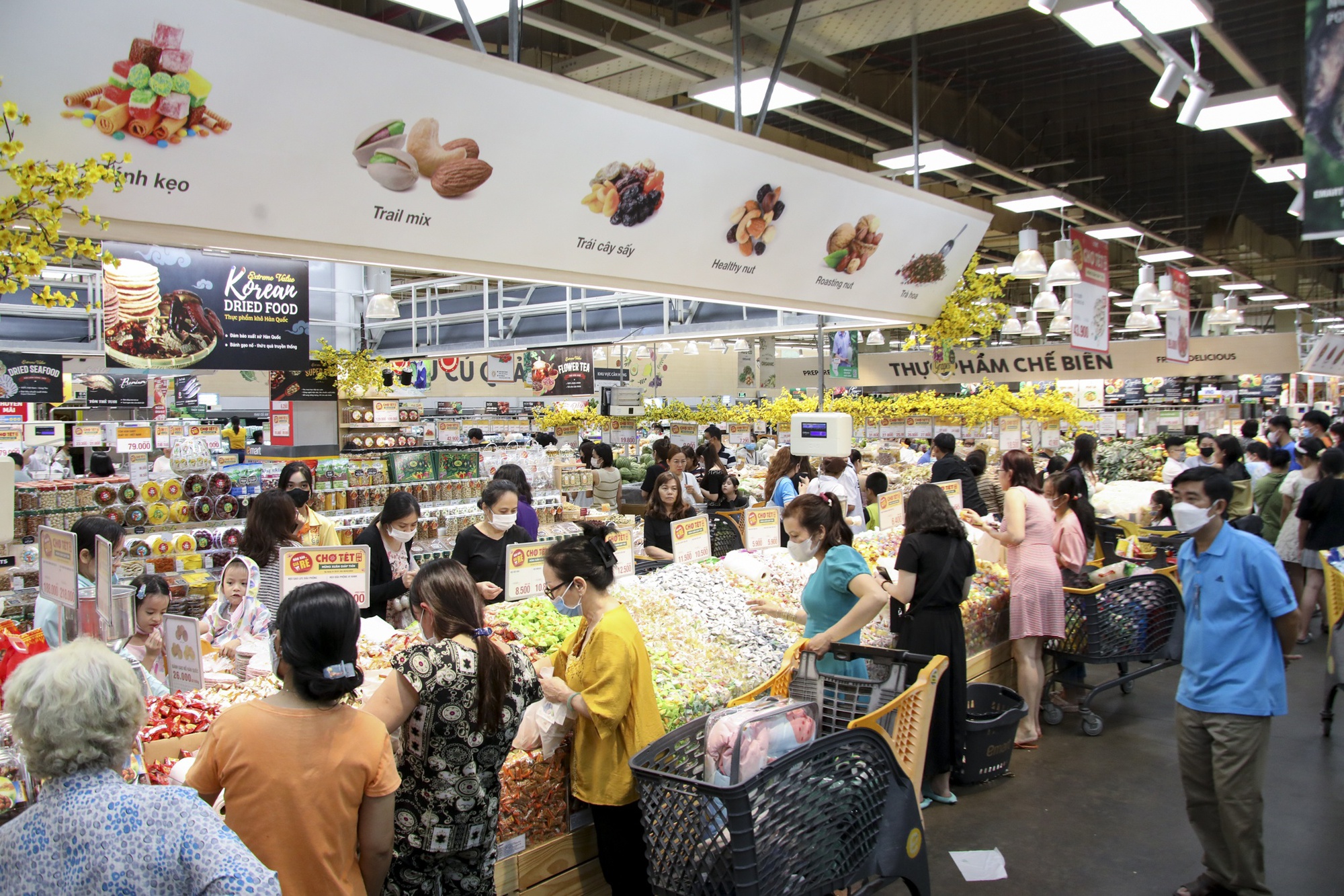 Người dân TP.HCM đổ về siêu thị mua mì gói, bánh kẹo đón Tết- Ảnh 3.