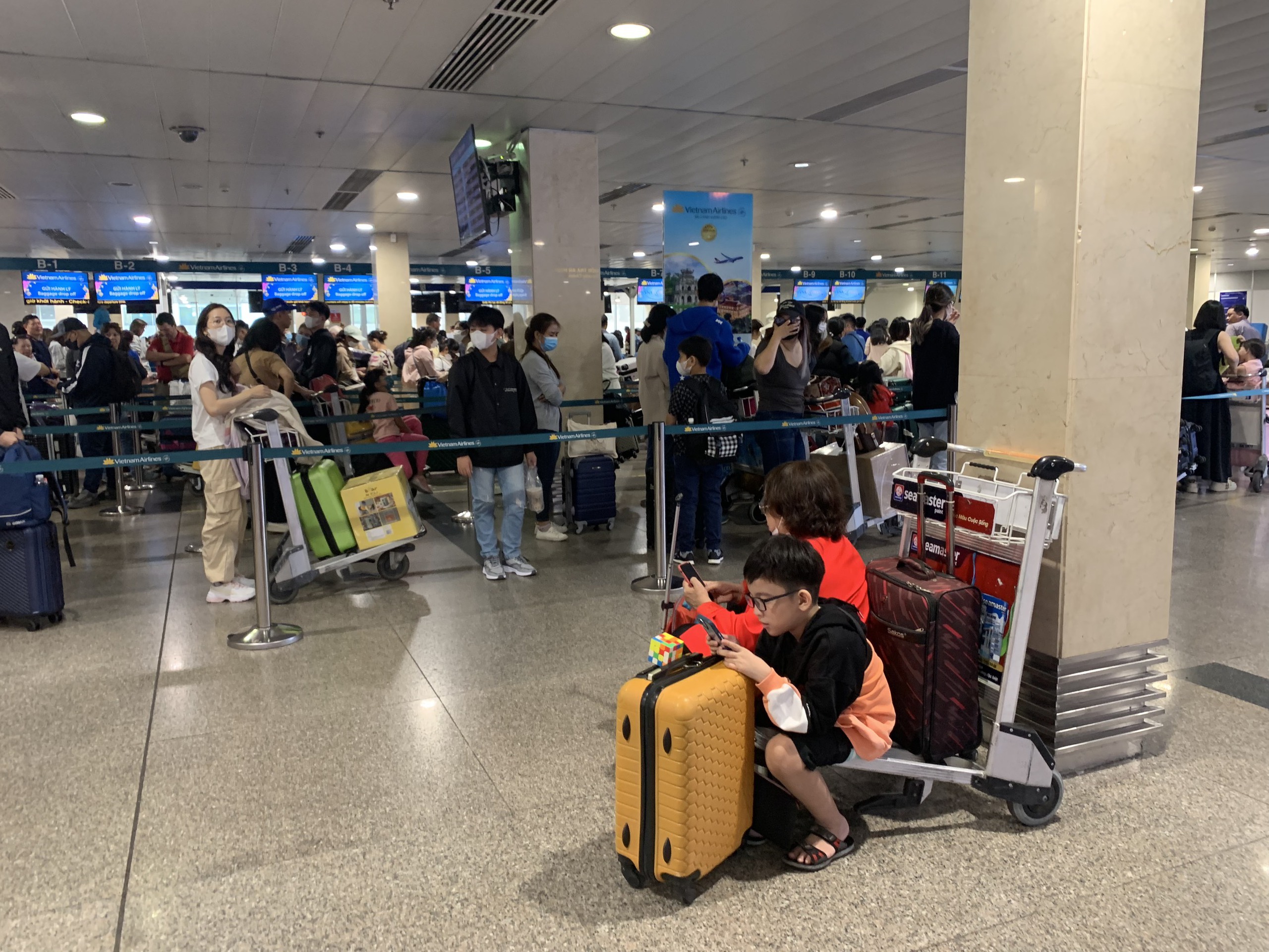 Hành khách về quê ăn Tết vật vã ở sân bay Tân Sơn Nhất vì hàng trăm chuyến bay bị delay- Ảnh 2.