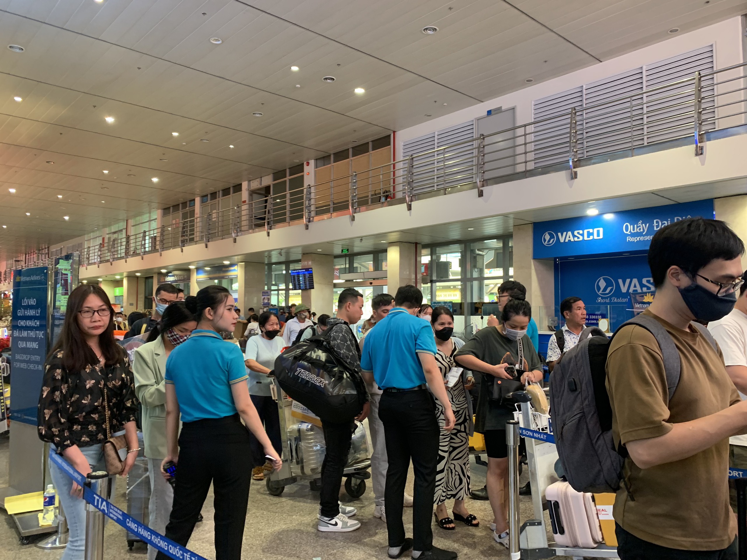 Hành khách về quê ăn Tết vật vã ở sân bay Tân Sơn Nhất vì hàng trăm chuyến bay bị delay- Ảnh 4.