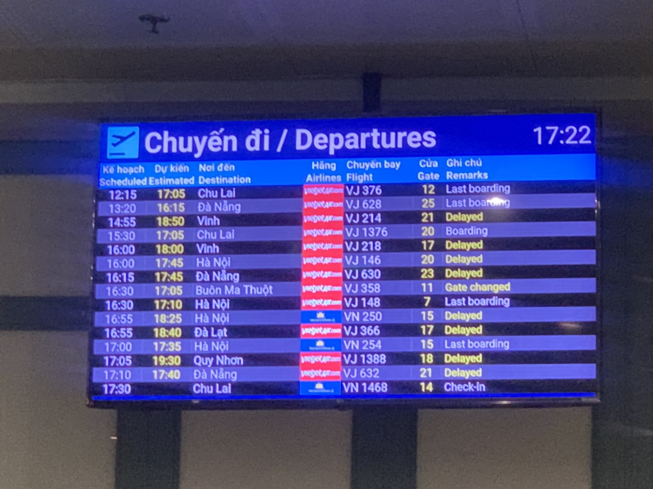Hành khách về quê ăn Tết vật vã ở sân bay Tân Sơn Nhất vì hàng trăm chuyến bay bị delay- Ảnh 1.