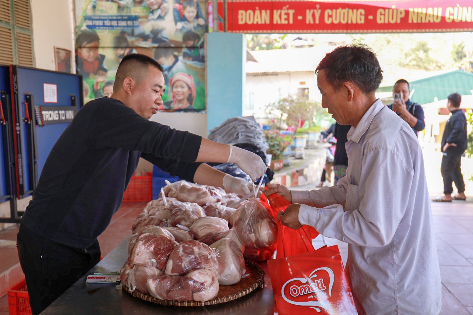 Người dân nghèo xã Sàng Ma Sáo đi chợ “mua” giấc mơ bữa cơm ngày Tết có thịt- Ảnh 14.