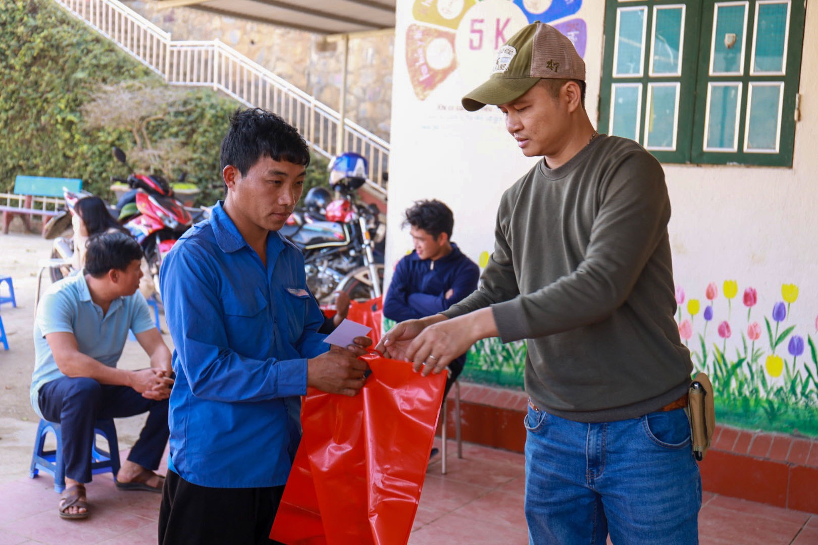 Người dân nghèo xã Sàng Ma Sáo đi chợ “mua” giấc mơ bữa cơm ngày Tết có thịt- Ảnh 15.