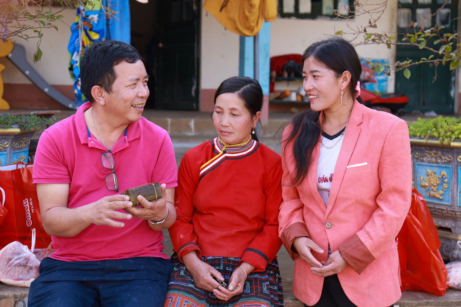 Người dân nghèo xã Sàng Ma Sáo đi chợ “mua” giấc mơ bữa cơm ngày Tết có thịt- Ảnh 20.