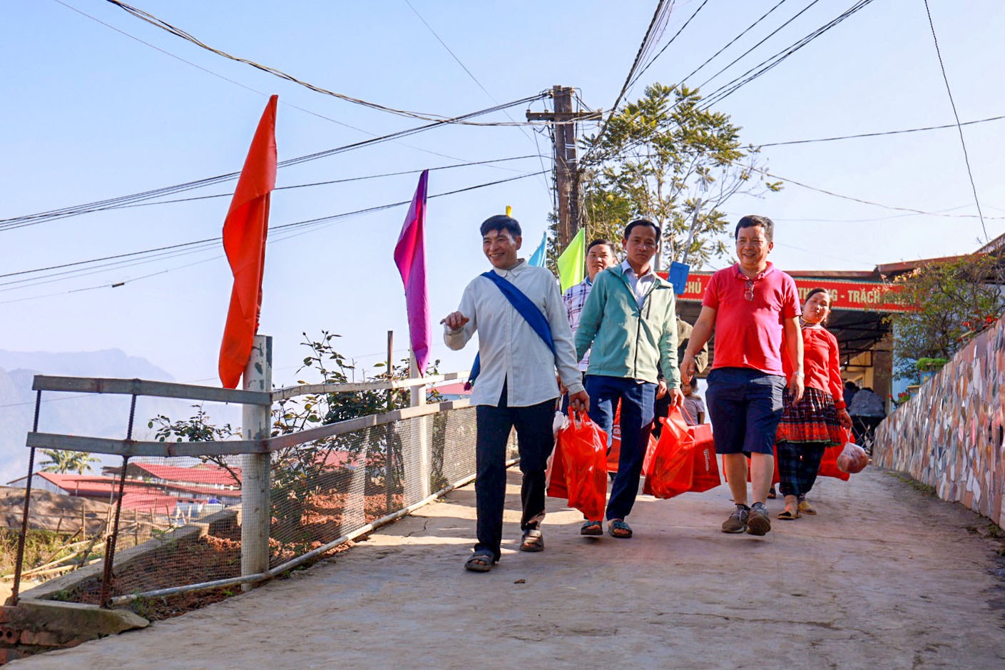 Người dân nghèo xã Sàng Ma Sáo đi chợ “mua” giấc mơ bữa cơm ngày Tết có thịt- Ảnh 22.