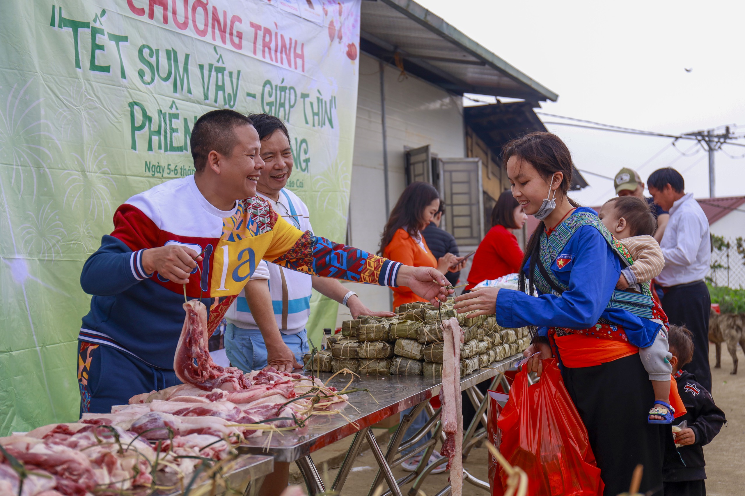 Mùa Xuân “gõ cửa” bà con xã Cốc Mì qua từng món quà Tết- Ảnh 24.