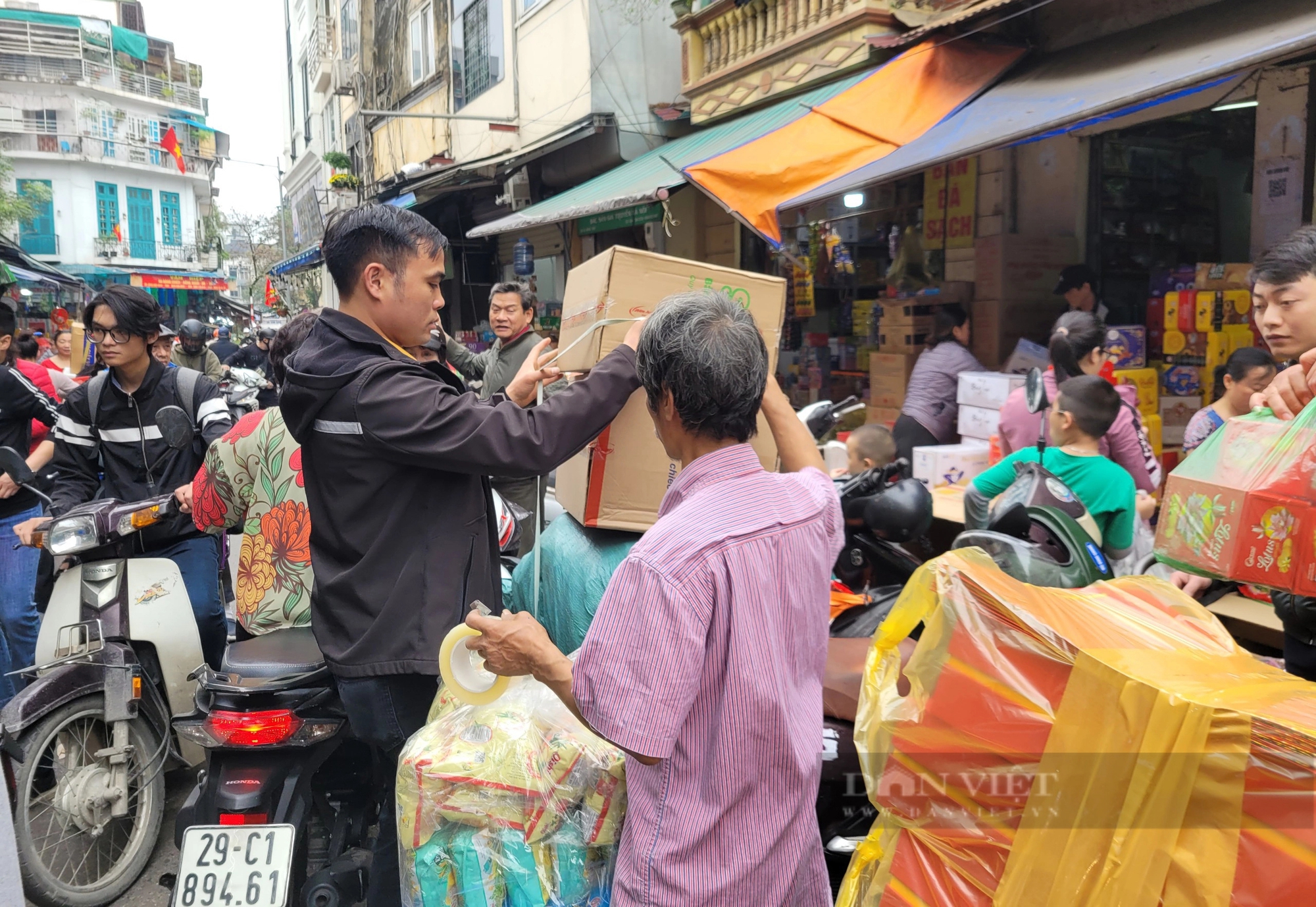 Tuyến phố cổ chuyên bán bánh kẹo đông nghẹt người mua sắm ngày cận Tết- Ảnh 5.