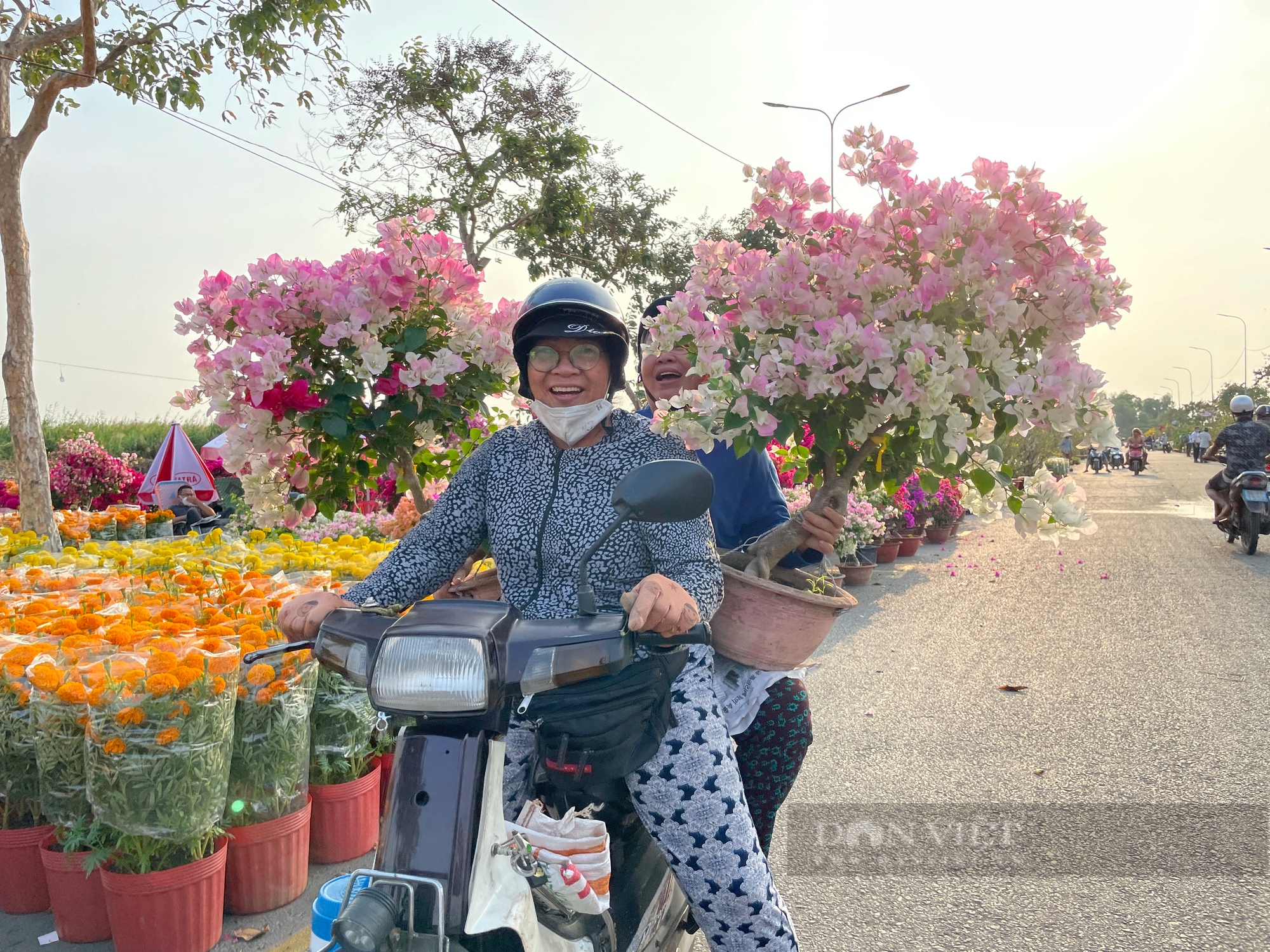 Một chợ hoa xuân siêu dễ thương ở Sài Gòn, người bán vừa nói giá là khách chở cả xe về chơi Tết- Ảnh 4.