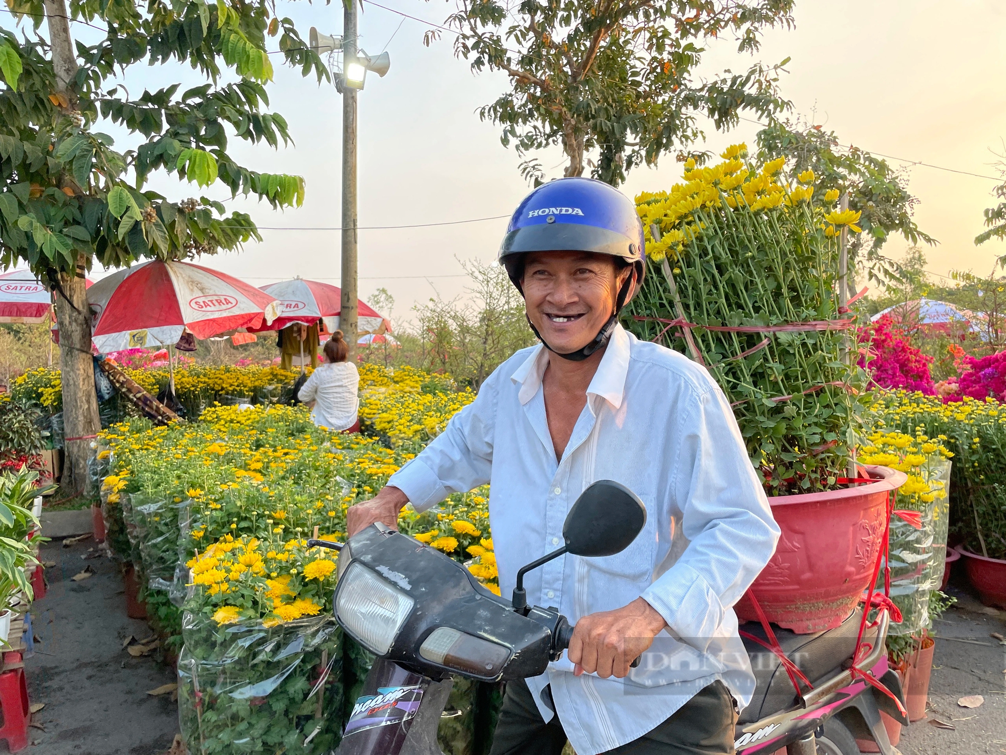 Một chợ hoa xuân siêu dễ thương ở Sài Gòn, người bán vừa nói giá là khách chở cả xe về chơi Tết- Ảnh 8.