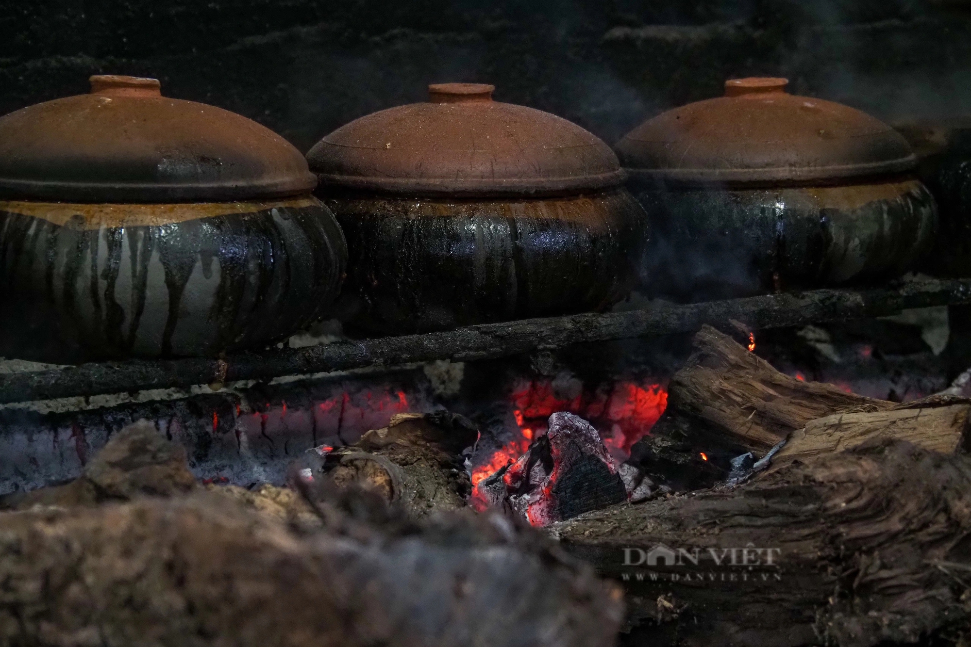 Đeo kính bơi kho cá, người dân làng Vũ Đại tất bật vào vụ Tết- Ảnh 2.