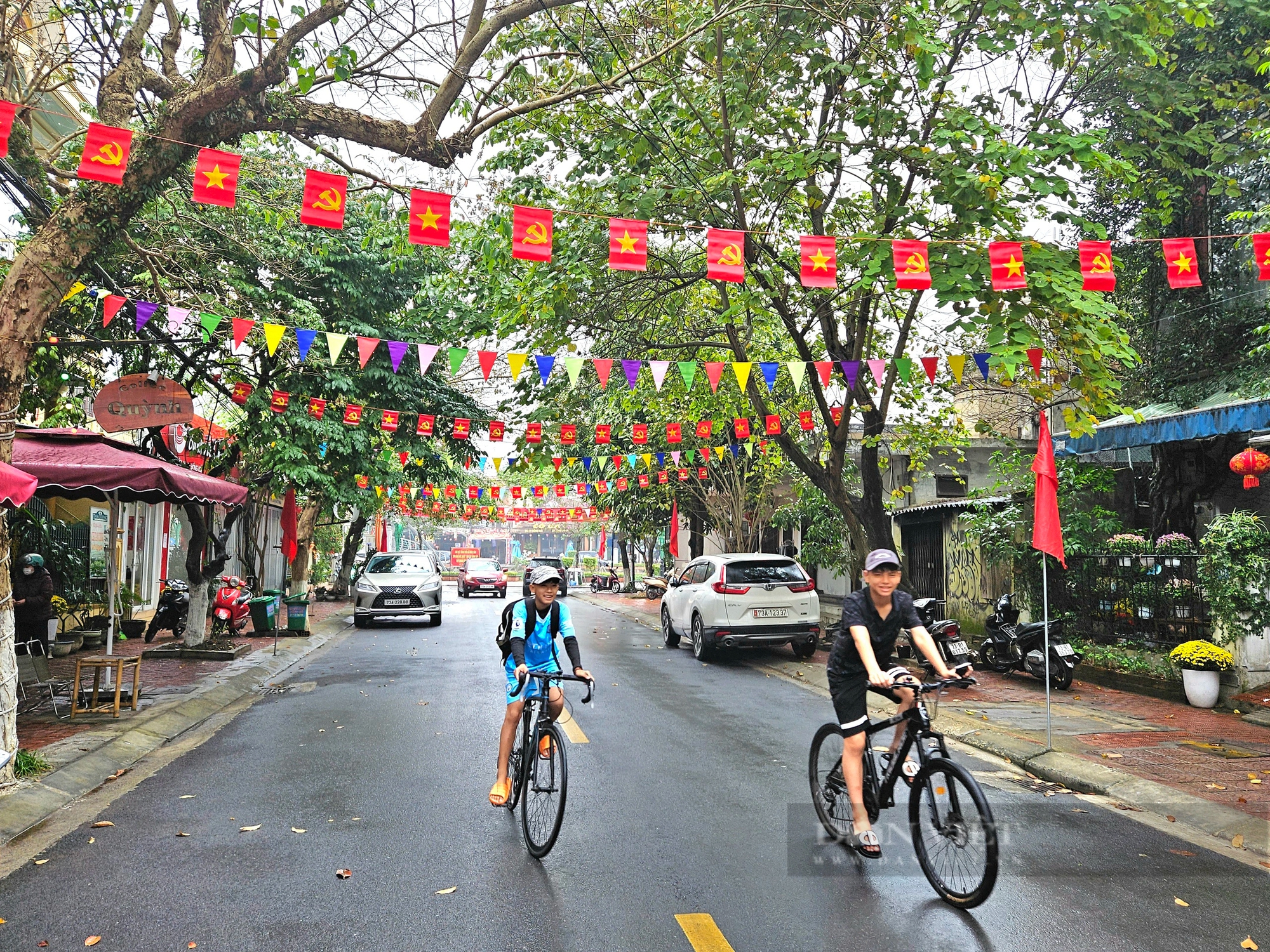 Tuyến đường rợp cờ đỏ sao vàng ở Quảng Bình gây xúc động- Ảnh 1.