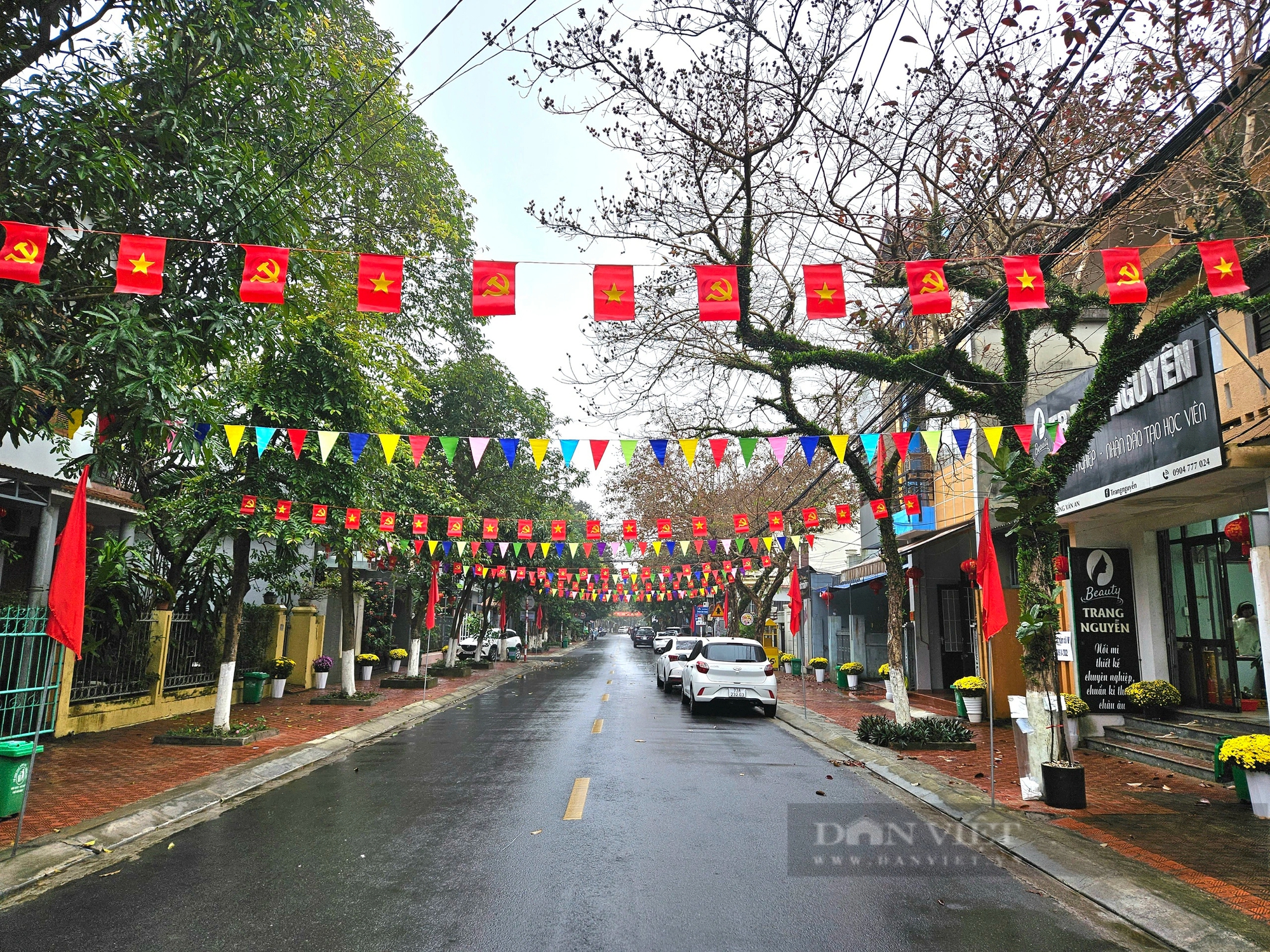 Tuyến đường rợp cờ đỏ sao vàng ở Quảng Bình gây xúc động- Ảnh 2.