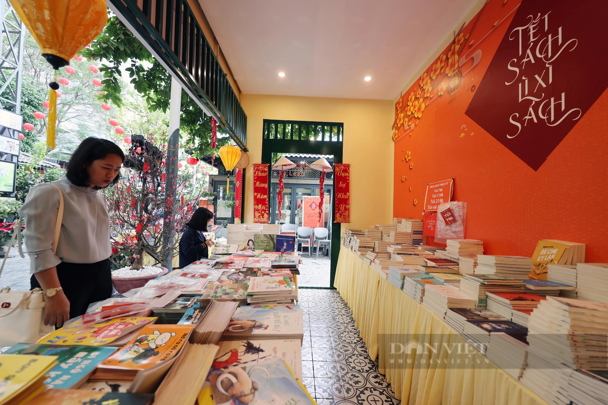 Phố sách xuân ở trung tâm Hà Nội khai mạc, nhiều du khách đổ về chơi Tết sớm- Ảnh 3.