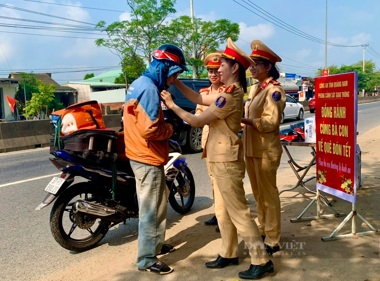 Nữ CSGT Quảng Nam tặng, đội mũ bảo hiểm cho người dân trên đường về quê ăn Tết- Ảnh 2.