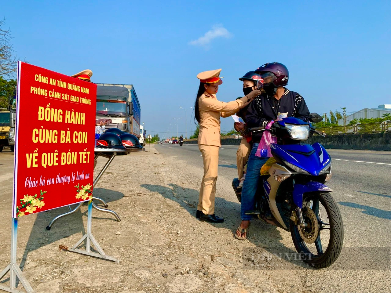 Nữ CSGT Quảng Nam tặng, đội mũ bảo hiểm cho người dân trên đường về quê ăn Tết- Ảnh 3.