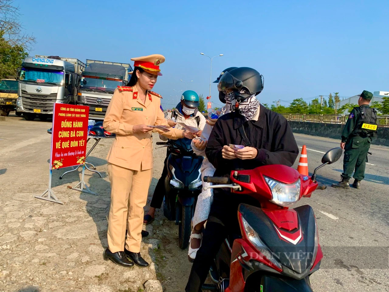 Nữ CSGT Quảng Nam tặng, đội mũ bảo hiểm cho người dân trên đường về quê ăn Tết- Ảnh 4.