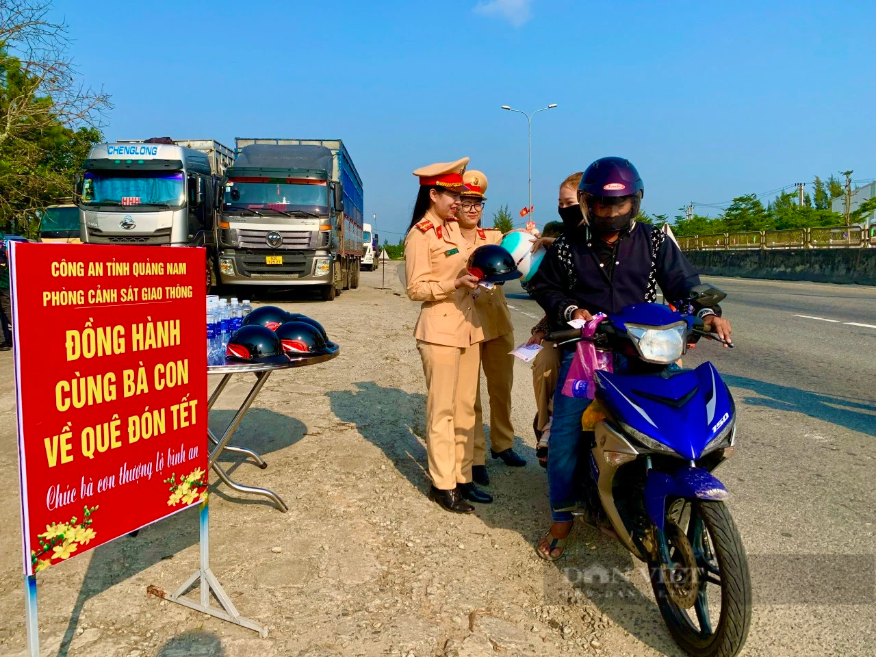 Nữ CSGT Quảng Nam tặng, đội mũ bảo hiểm cho người dân trên đường về quê ăn Tết- Ảnh 6.