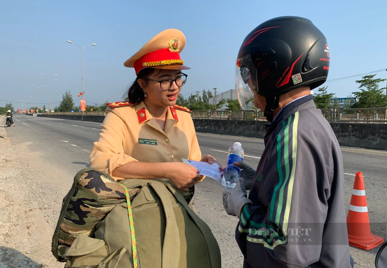 Nữ CSGT Quảng Nam tặng, đội mũ bảo hiểm cho người dân trên đường về quê ăn Tết- Ảnh 7.