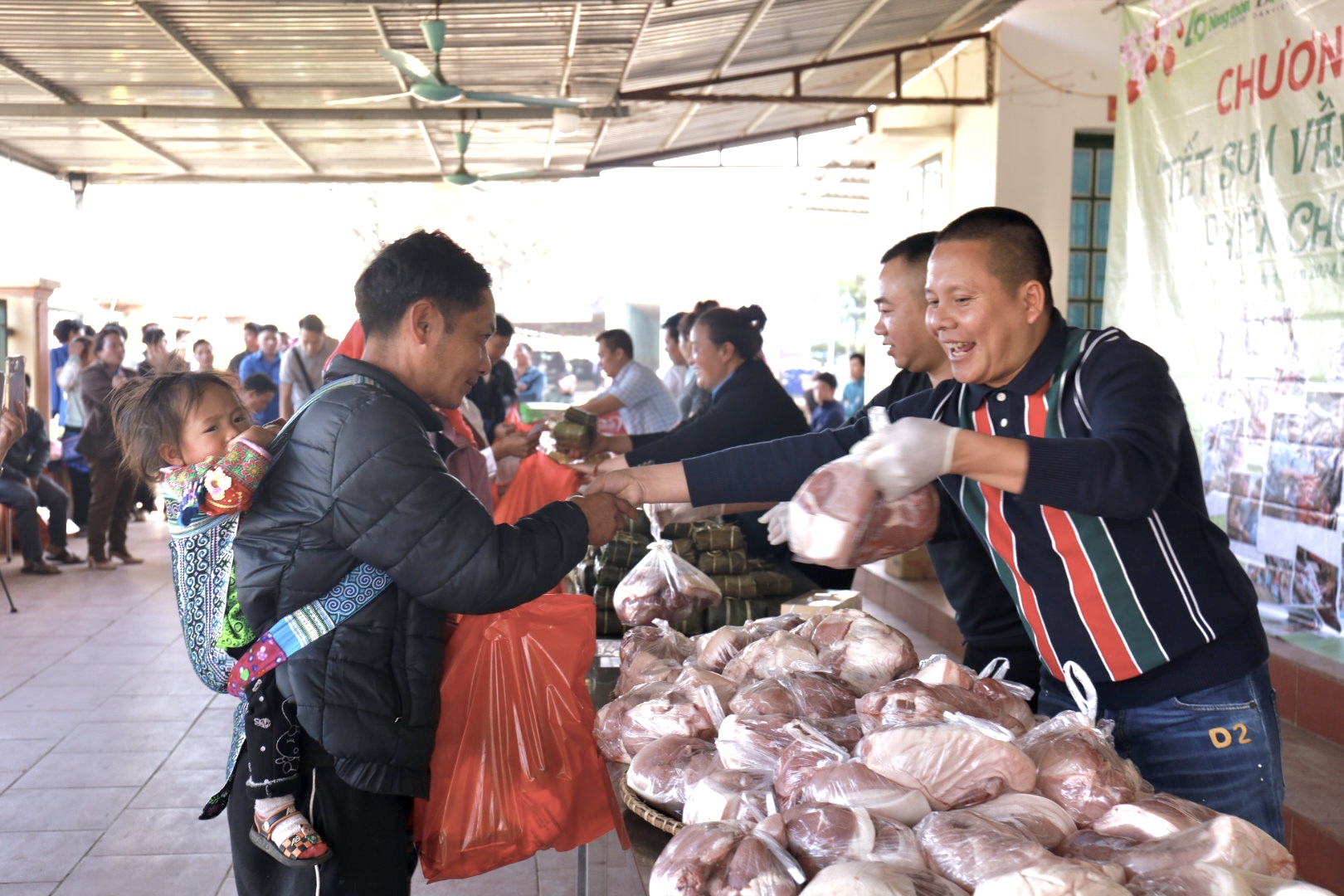 Người dân nghèo xã Sàng Ma Sáo đi chợ “mua” giấc mơ bữa cơm ngày Tết có thịt- Ảnh 16.