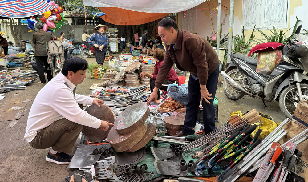 Ở Bắc Giang có cái chợ kỳ lạ, cả năm họp đúng một ngày giáp Tết, người đi chợ 'nói khẽ, cười duyên'- Ảnh 2.