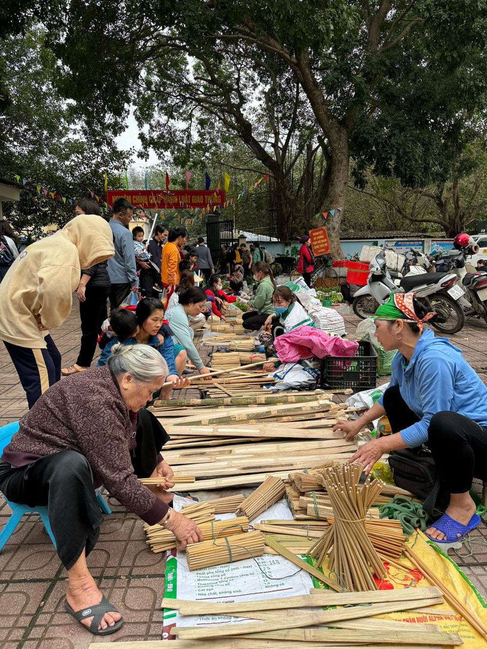 Ở Bắc Giang có cái chợ kỳ lạ, cả năm họp đúng một ngày giáp Tết, người đi chợ 'nói khẽ, cười duyên'- Ảnh 1.