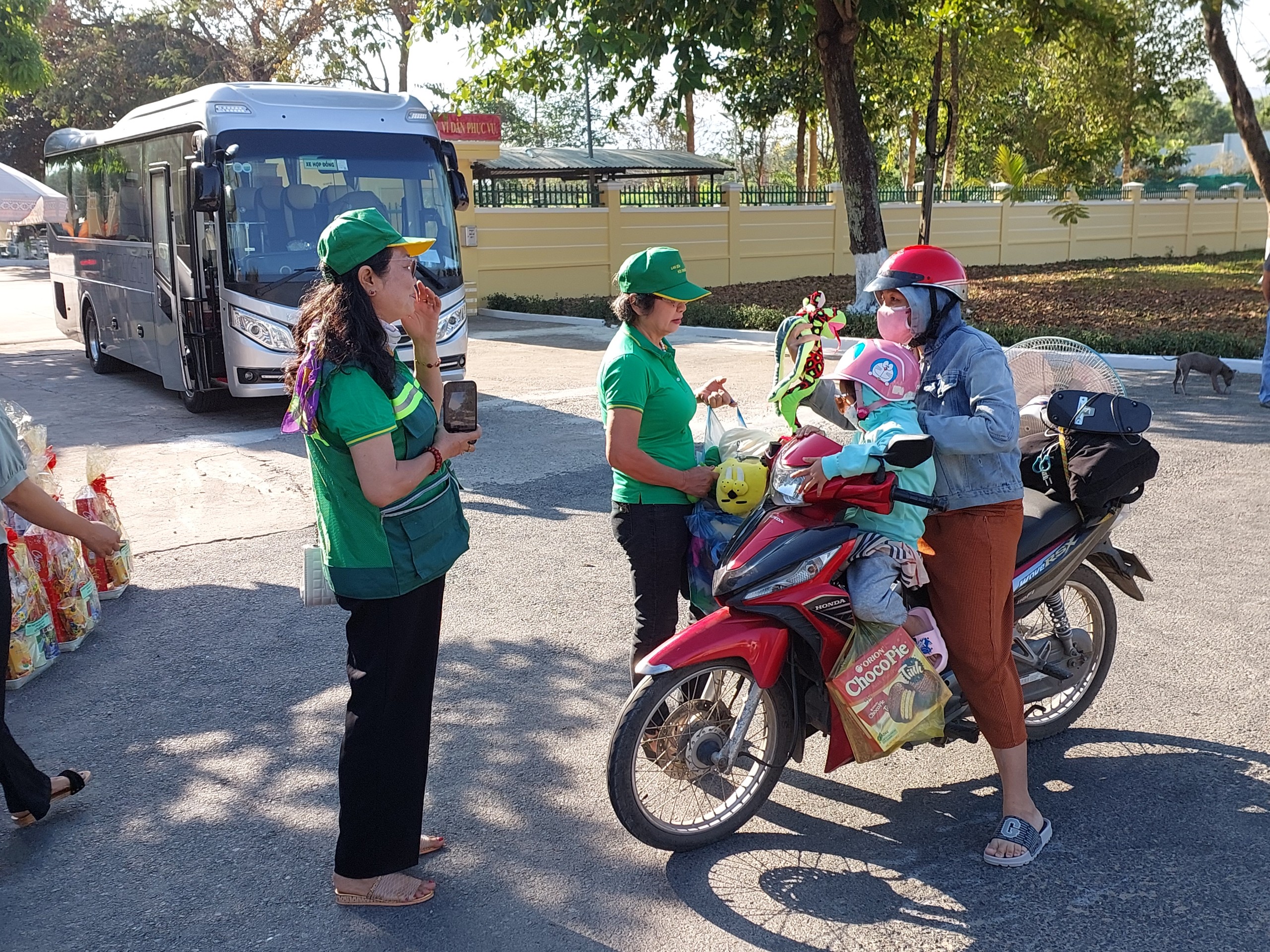 Cảnh sát giao thông Bình Thuận "chặn đường" tặng quà cho người dân đi xe máy về quê ăn Tết- Ảnh 8.