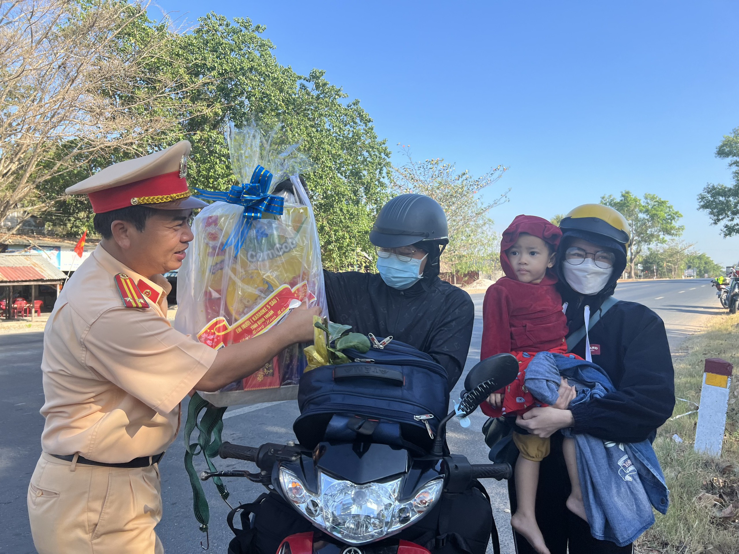 Cảnh sát giao thông Bình Thuận "chặn đường" tặng quà cho người dân đi xe máy về quê ăn Tết- Ảnh 1.