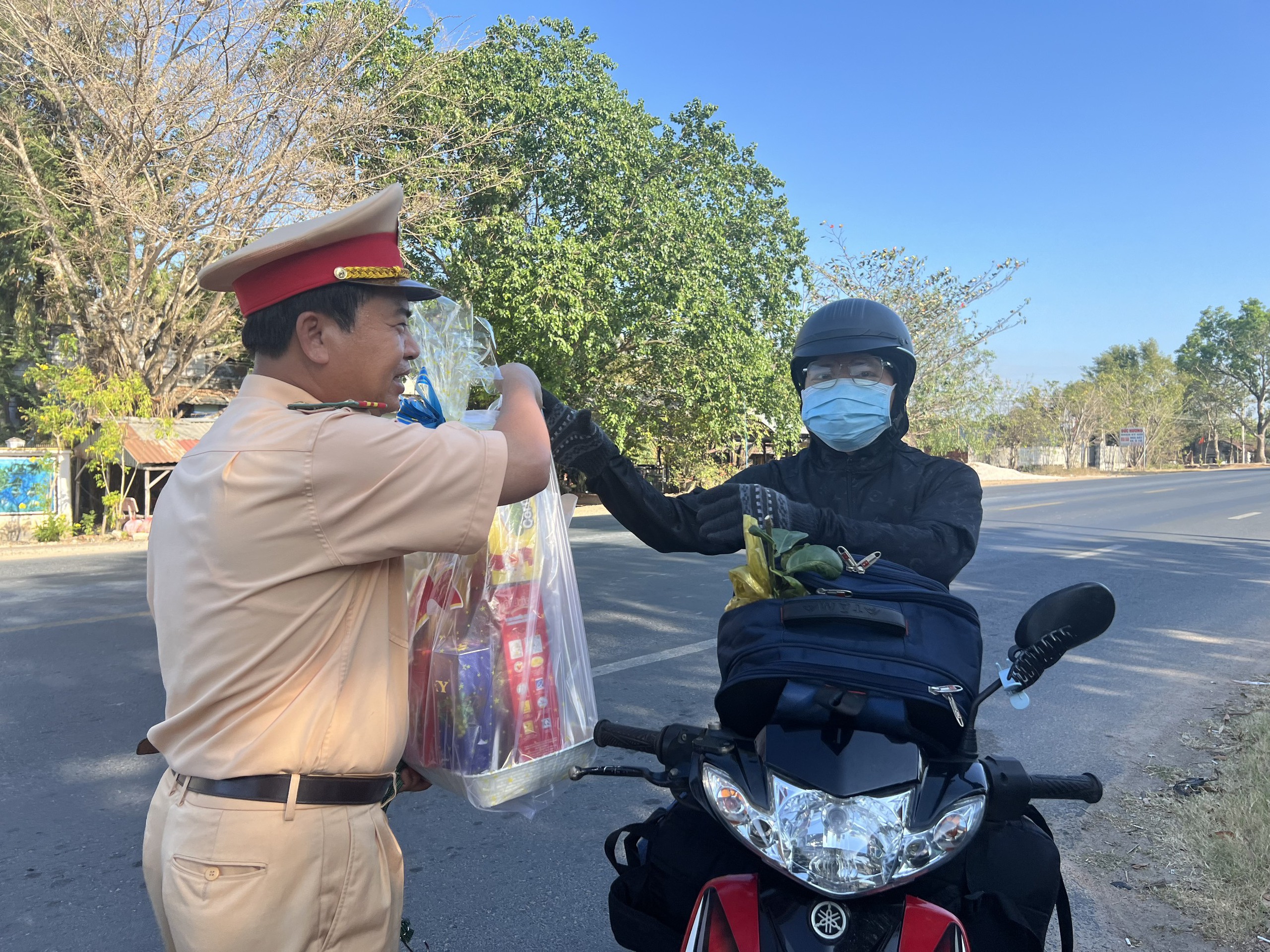 Cảnh sát giao thông Bình Thuận "chặn đường" tặng quà cho người dân đi xe máy về quê ăn Tết- Ảnh 4.