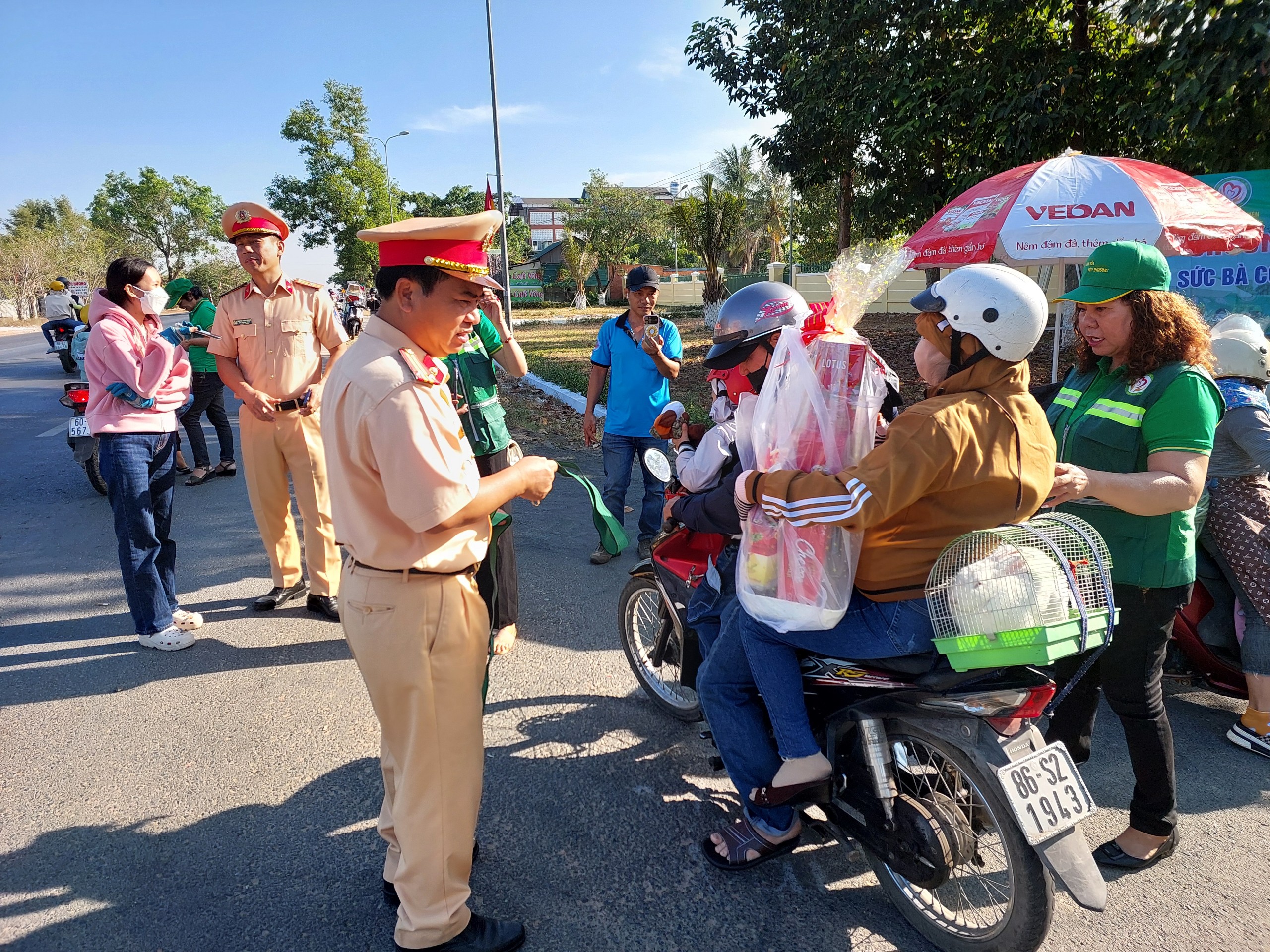 Cảnh sát giao thông Bình Thuận "chặn đường" tặng quà cho người dân đi xe máy về quê ăn Tết- Ảnh 2.