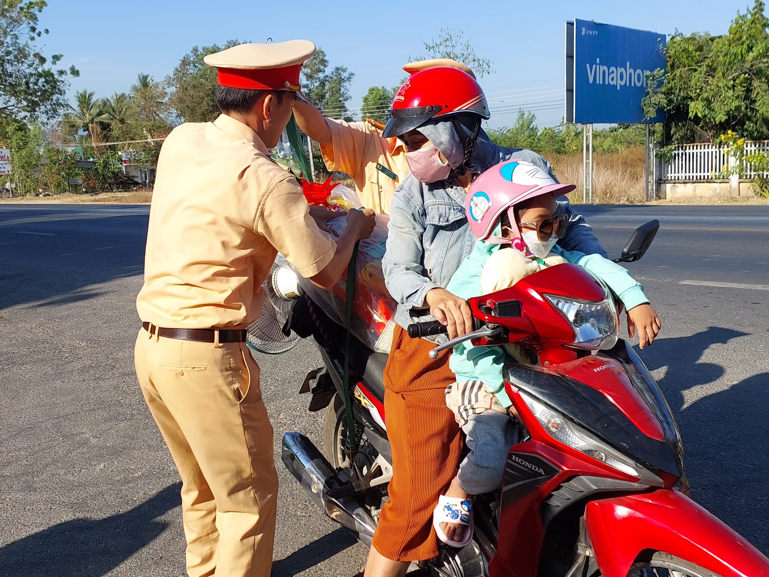 Cảnh sát giao thông Bình Thuận "chặn đường" tặng quà cho người dân đi xe máy về quê ăn Tết- Ảnh 5.
