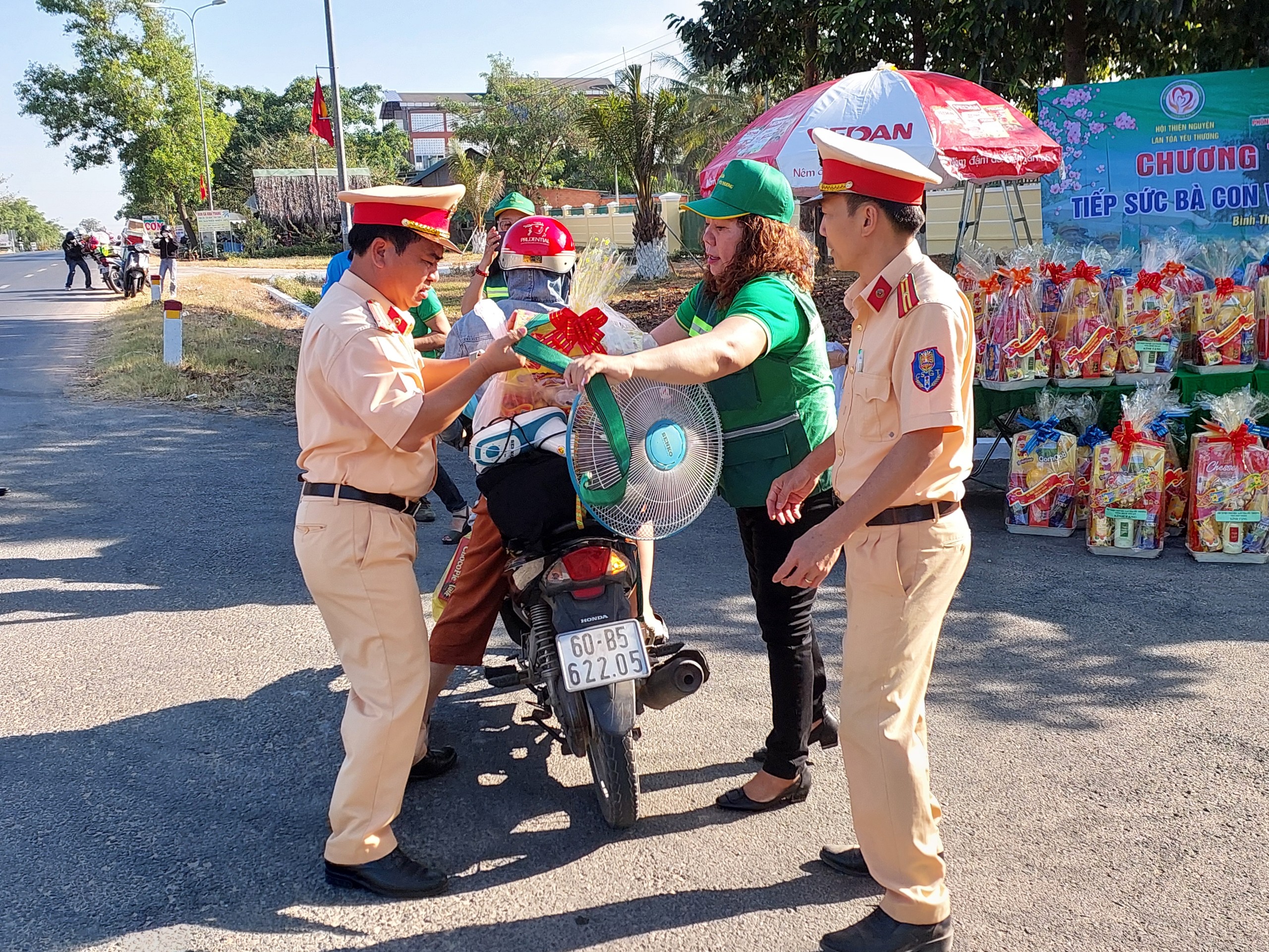Cảnh sát giao thông Bình Thuận "chặn đường" tặng quà cho người dân đi xe máy về quê ăn Tết- Ảnh 7.
