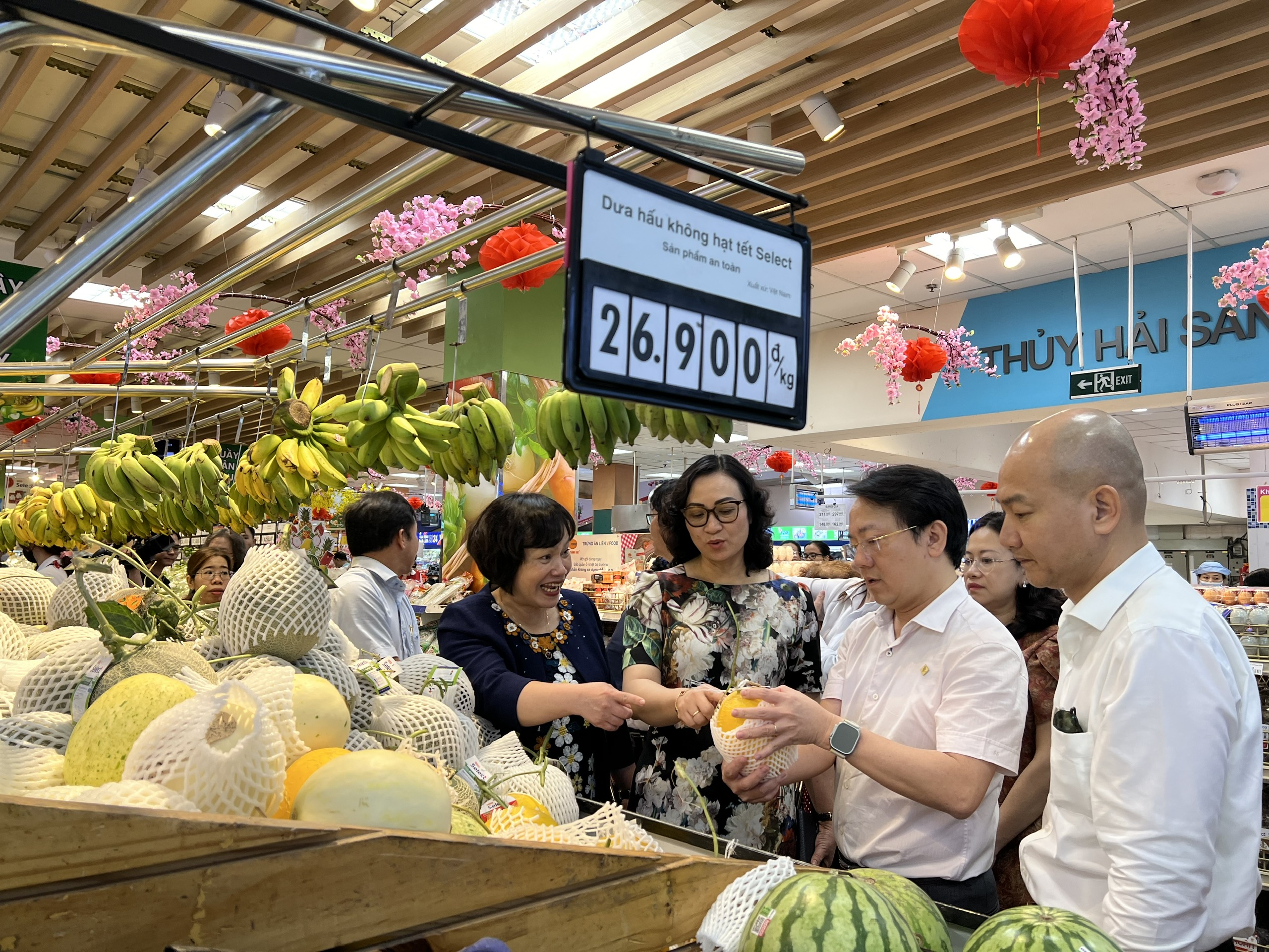 Hàng Tết đầy chợ, siêu thị TP.HCM, đang giảm giá đậm ngày 27 Tết- Ảnh 2.