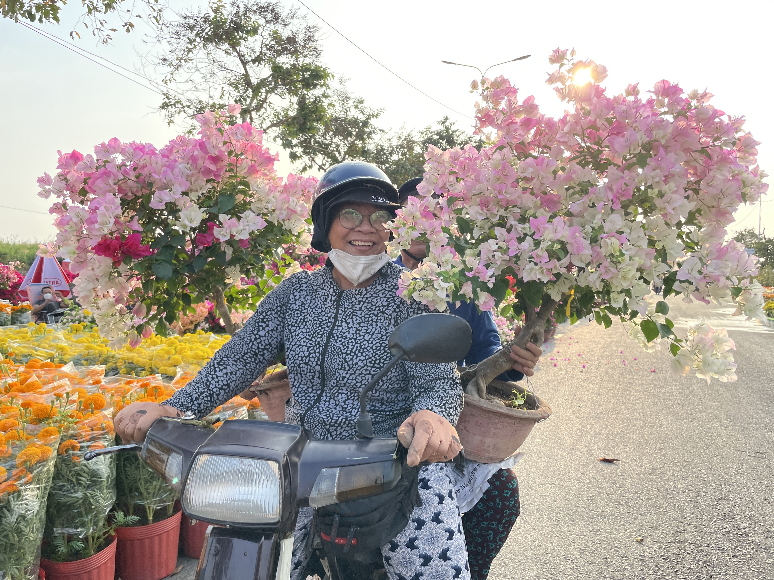 Có một chợ hoa xuân rặt miền Tây ở Sài Gòn, giá rẻ bất ngờ- Ảnh 2.