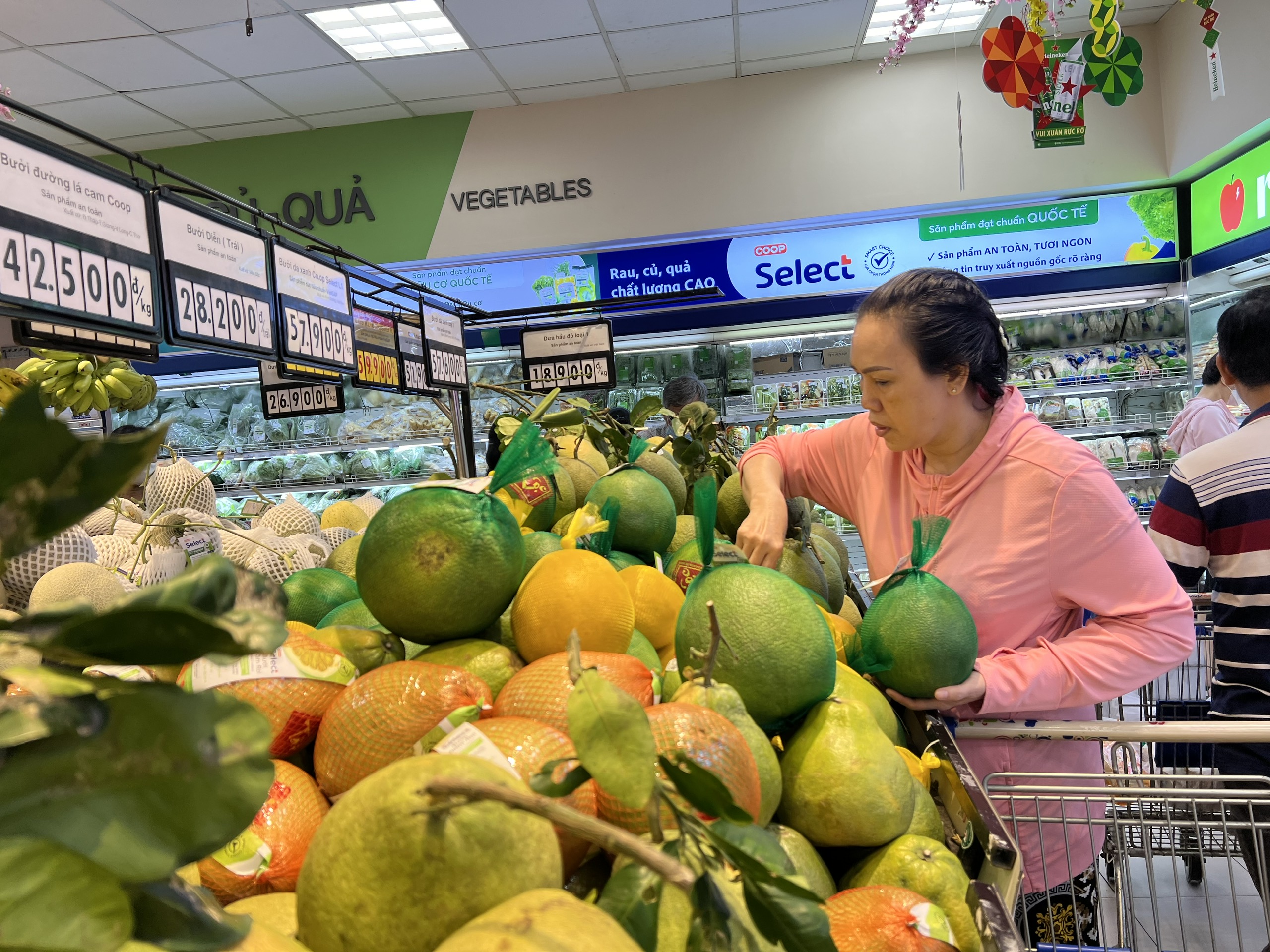 Hàng Tết đầy chợ, siêu thị TP.HCM, đang giảm giá đậm ngày 27 Tết- Ảnh 3.