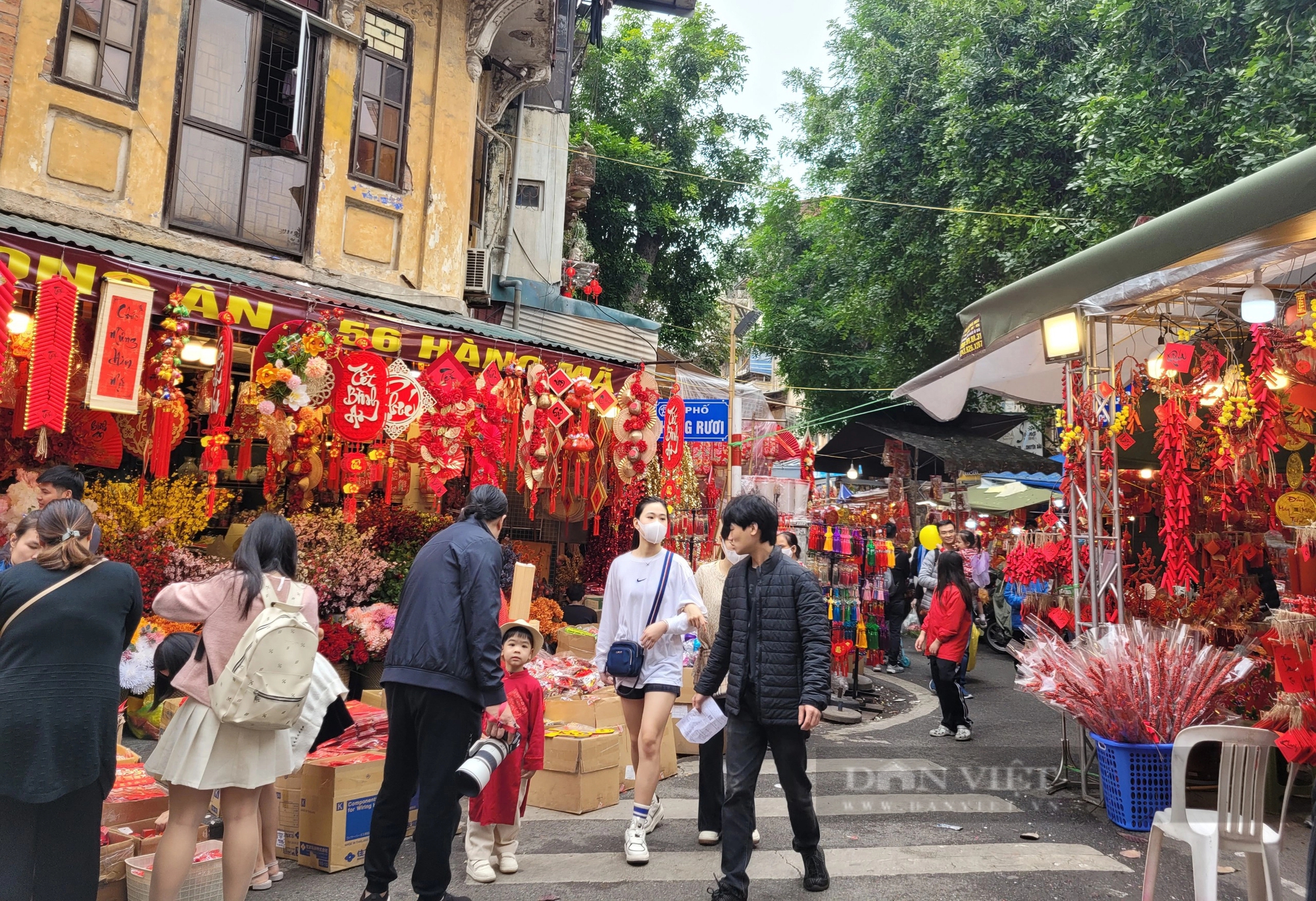 Kỳ lạ, tuyến phố cổ ở Hà Nội bán "hàng không thật"  lại hút đông người đến mua - Ảnh 1.