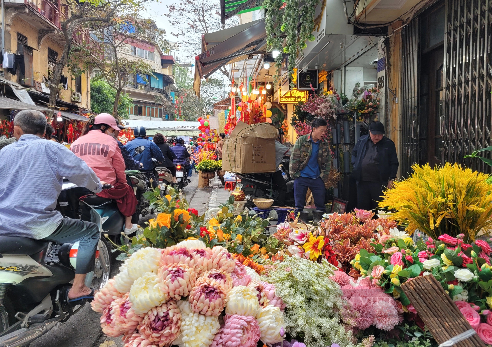 Kỳ lạ, tuyến phố cổ ở Hà Nội bán "hàng không thật"  lại hút đông người đến mua - Ảnh 2.