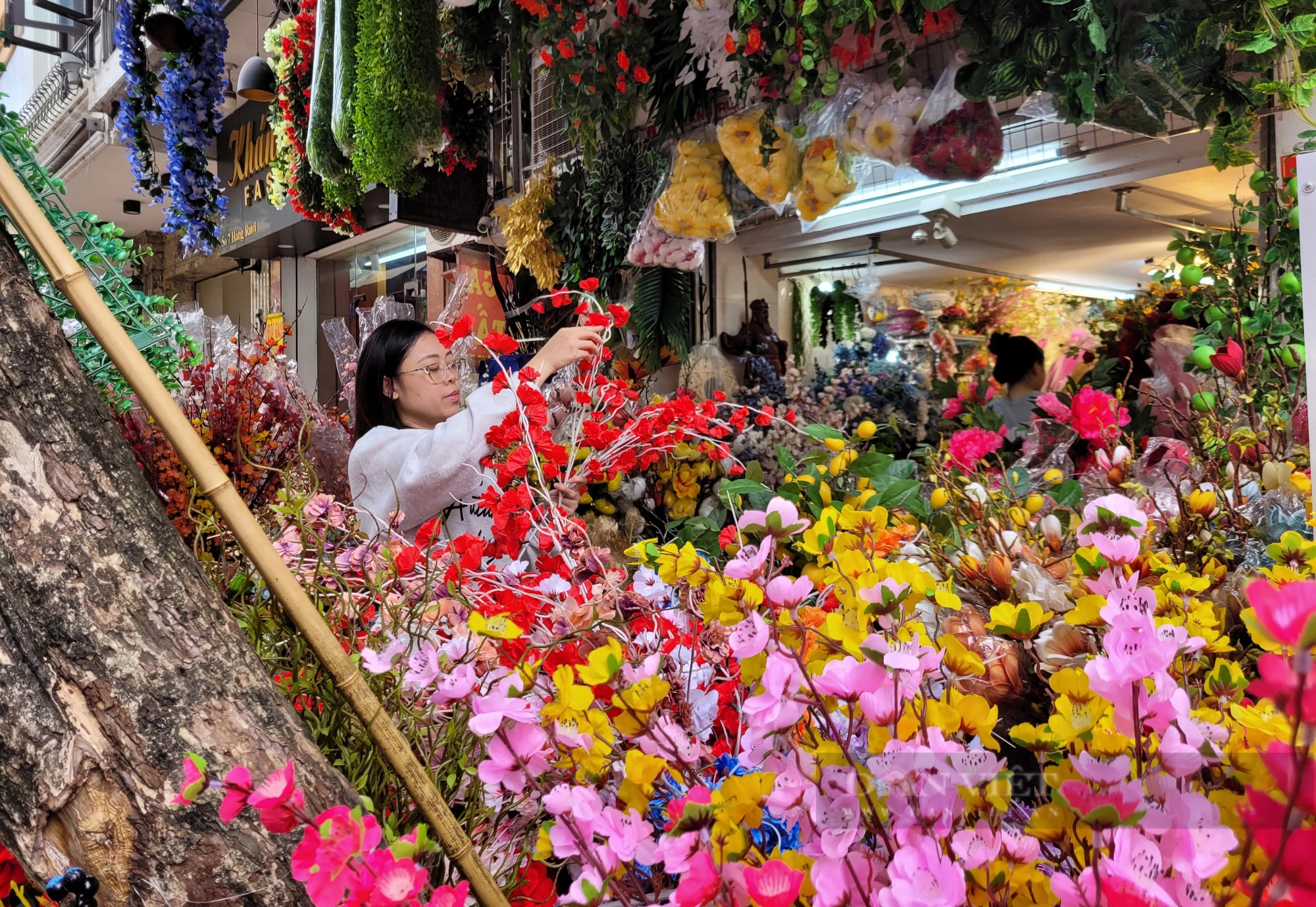 Kỳ lạ, tuyến phố cổ ở Hà Nội bán "hàng không thật"  lại hút đông người đến mua - Ảnh 3.