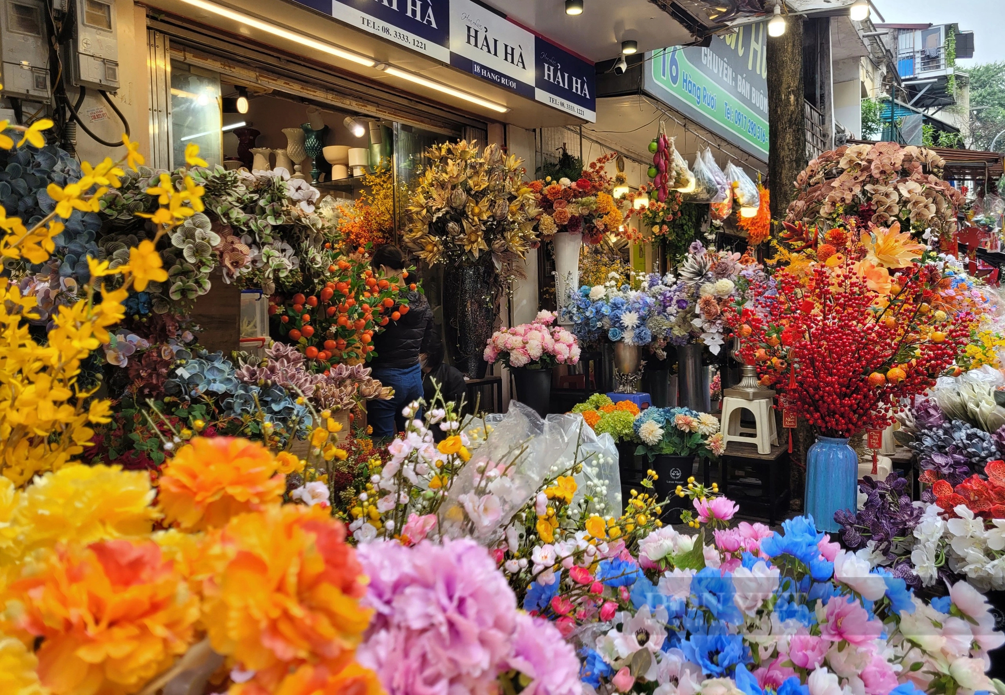 Kỳ lạ, tuyến phố cổ ở Hà Nội bán "hàng không thật"  lại hút đông người đến mua - Ảnh 5.