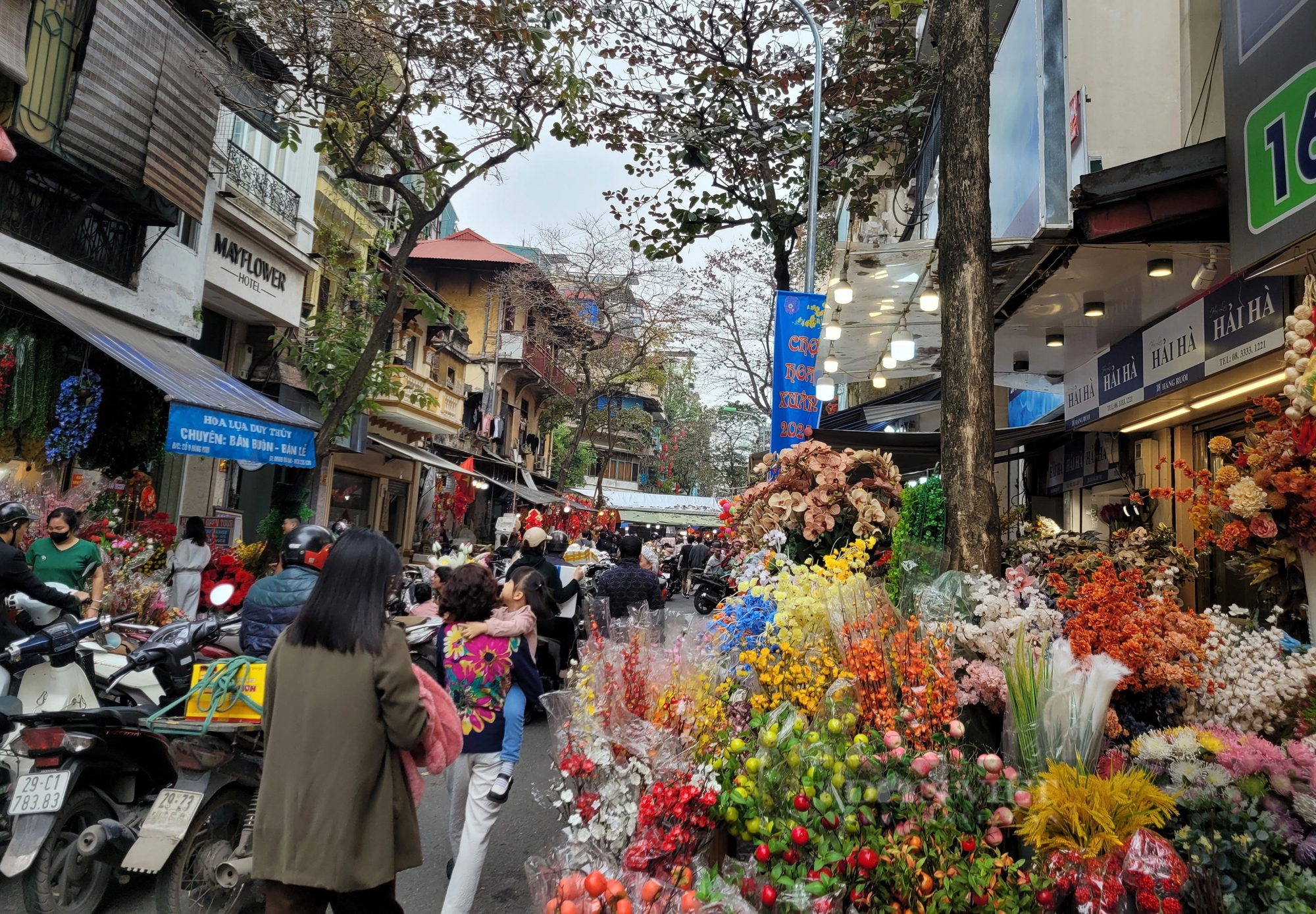 Kỳ lạ, tuyến phố cổ ở Hà Nội bán "hàng không thật"  lại hút đông người đến mua - Ảnh 8.