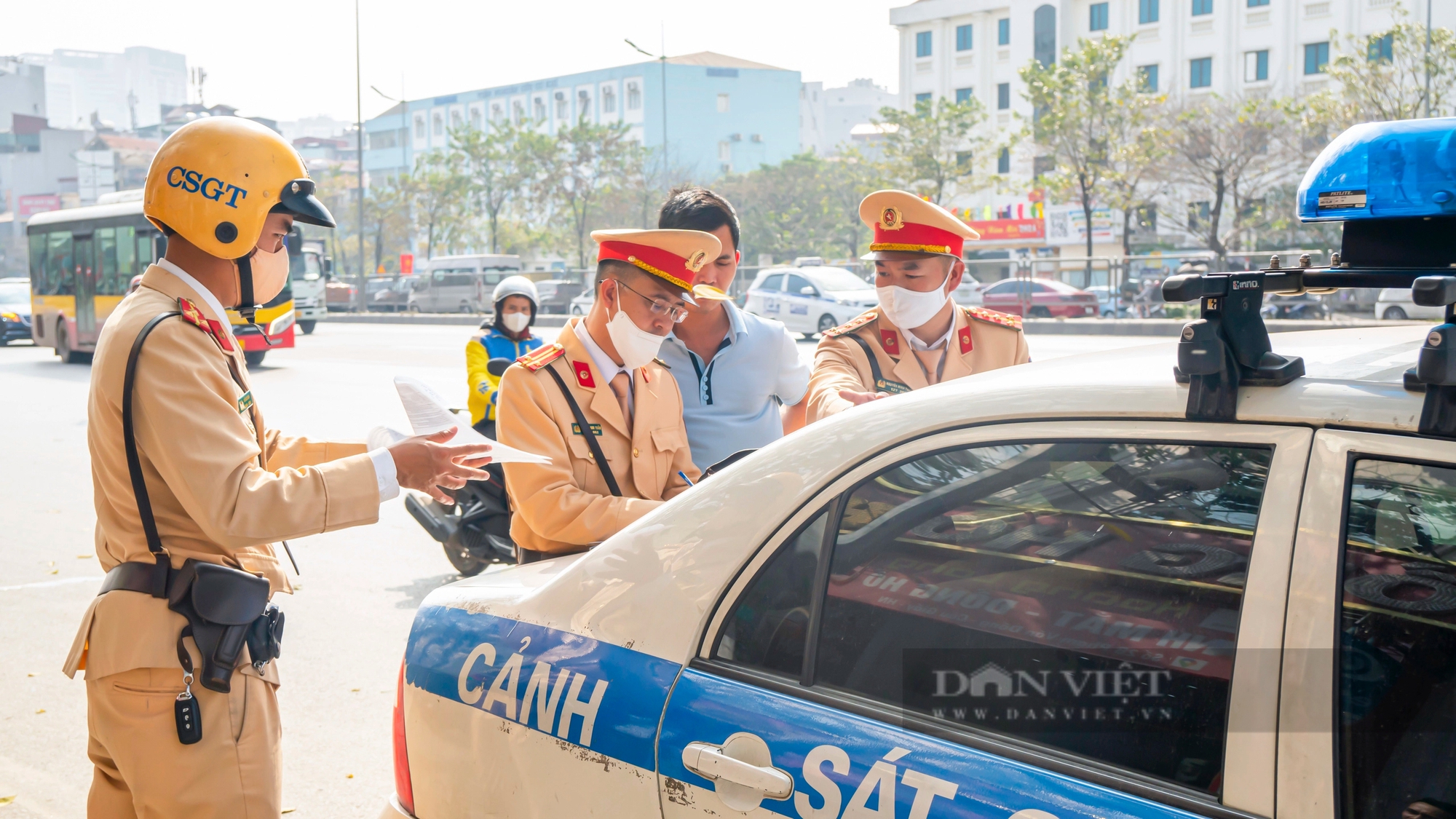CSGT Hà Nội ra quân xử lý xe hợp đồng "trá hình", xe khách đón trả sai quy định cao điểm cận Tết Giáp Thìn- Ảnh 9.