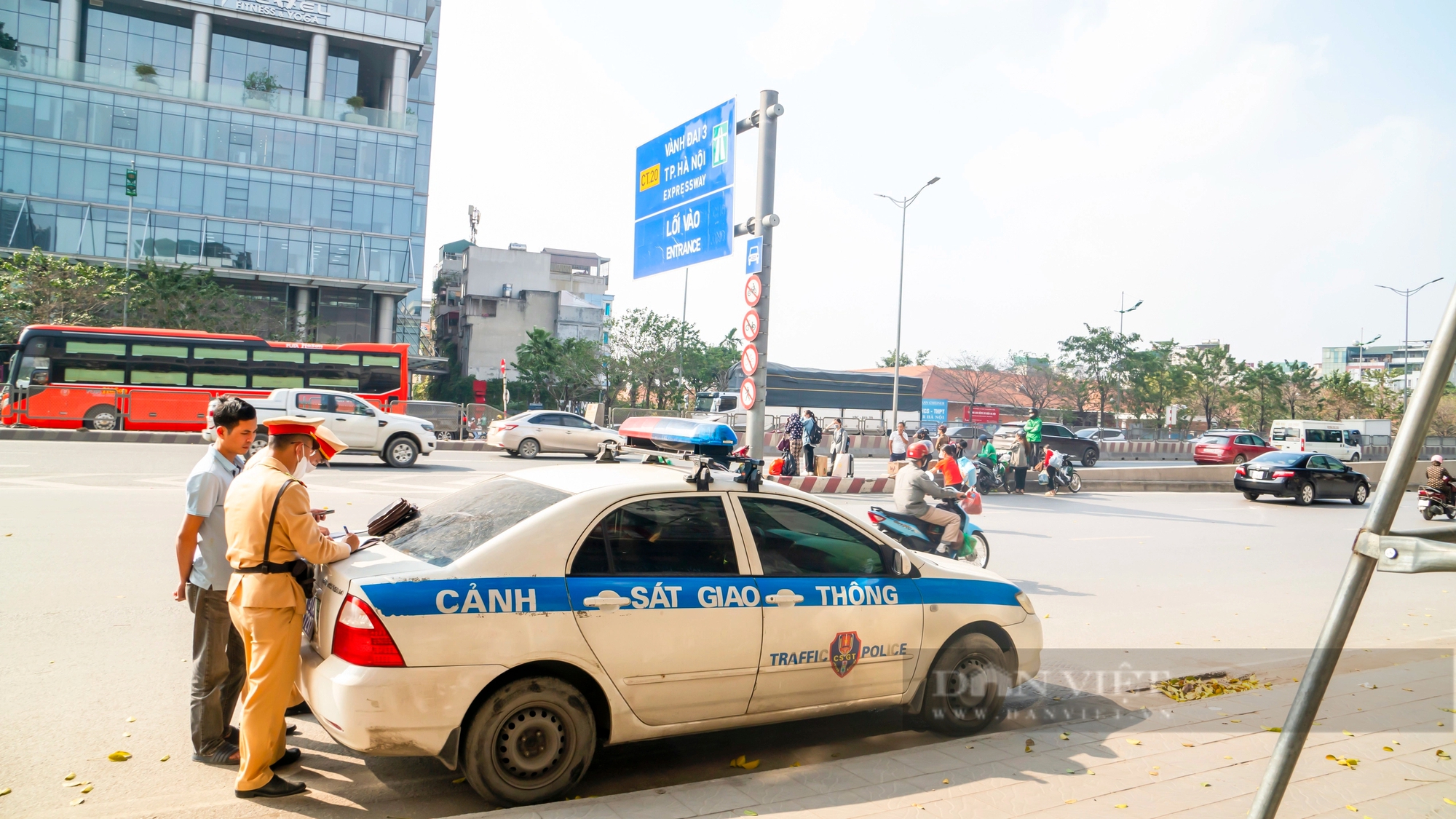 CSGT Hà Nội ra quân xử lý xe hợp đồng "trá hình", xe khách đón trả sai quy định cao điểm cận Tết Giáp Thìn- Ảnh 8.