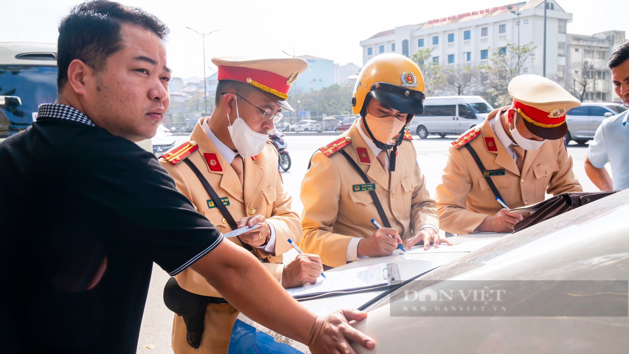 CSGT Hà Nội ra quân xử lý xe hợp đồng "trá hình", xe khách đón trả sai quy định cao điểm cận Tết Giáp Thìn- Ảnh 7.