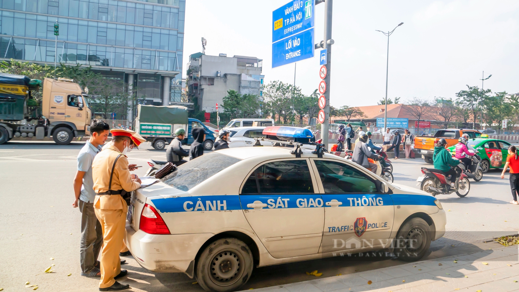 CSGT Hà Nội ra quân xử lý xe hợp đồng "trá hình", xe khách đón trả sai quy định cao điểm cận Tết Giáp Thìn- Ảnh 6.