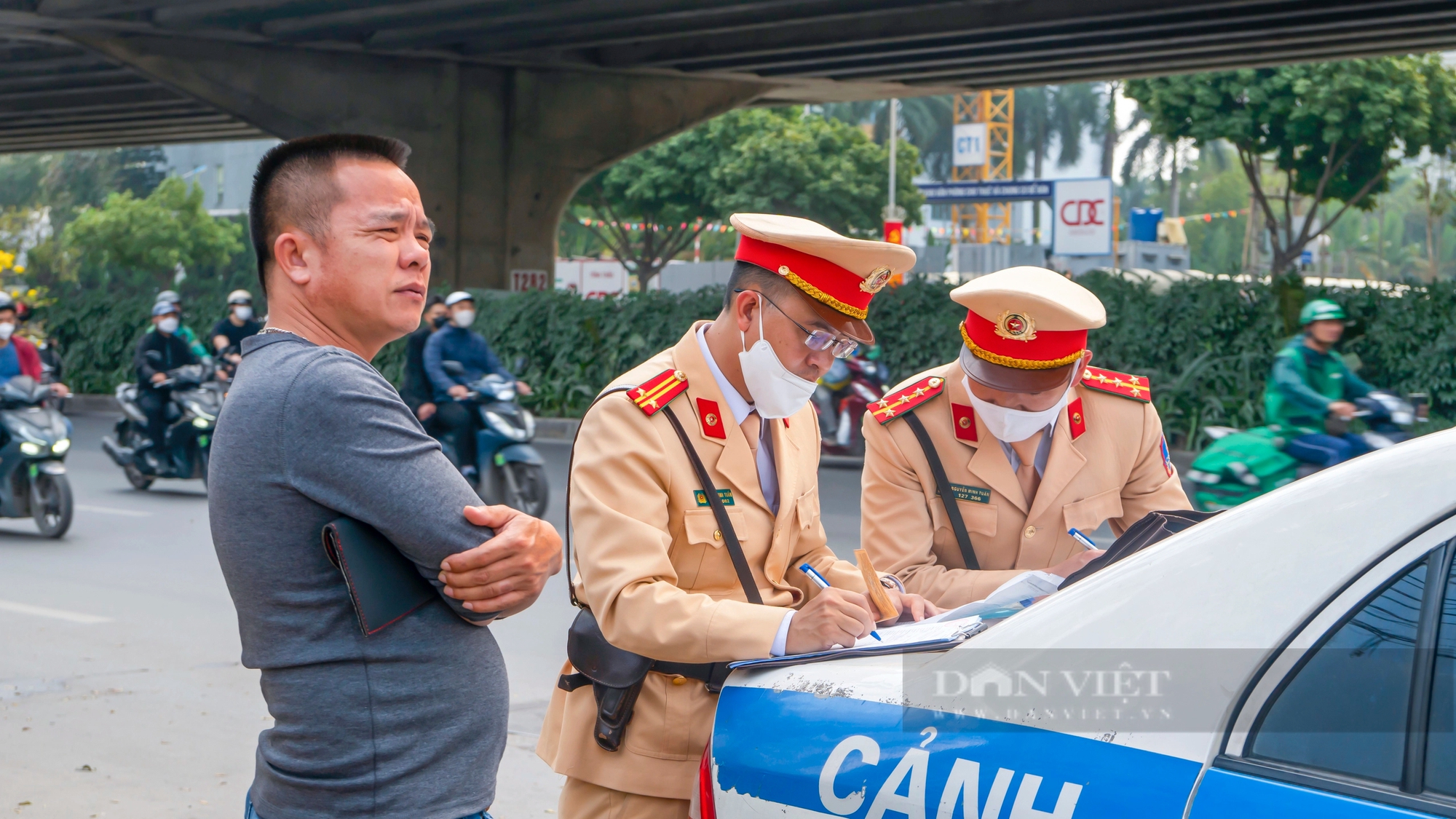 CSGT Hà Nội ra quân xử lý xe hợp đồng "trá hình", xe khách đón trả sai quy định cao điểm cận Tết Giáp Thìn- Ảnh 5.
