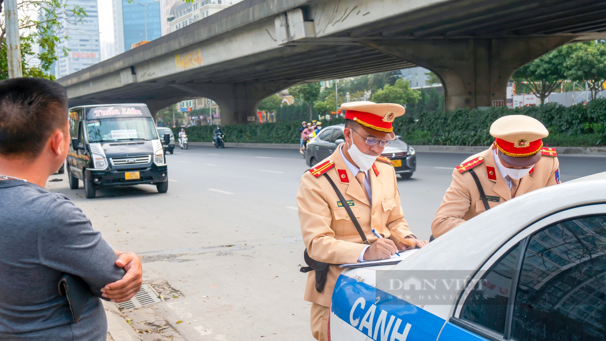 CSGT Hà Nội ra quân xử lý xe hợp đồng "trá hình", xe khách đón trả sai quy định cao điểm cận Tết Giáp Thìn- Ảnh 4.