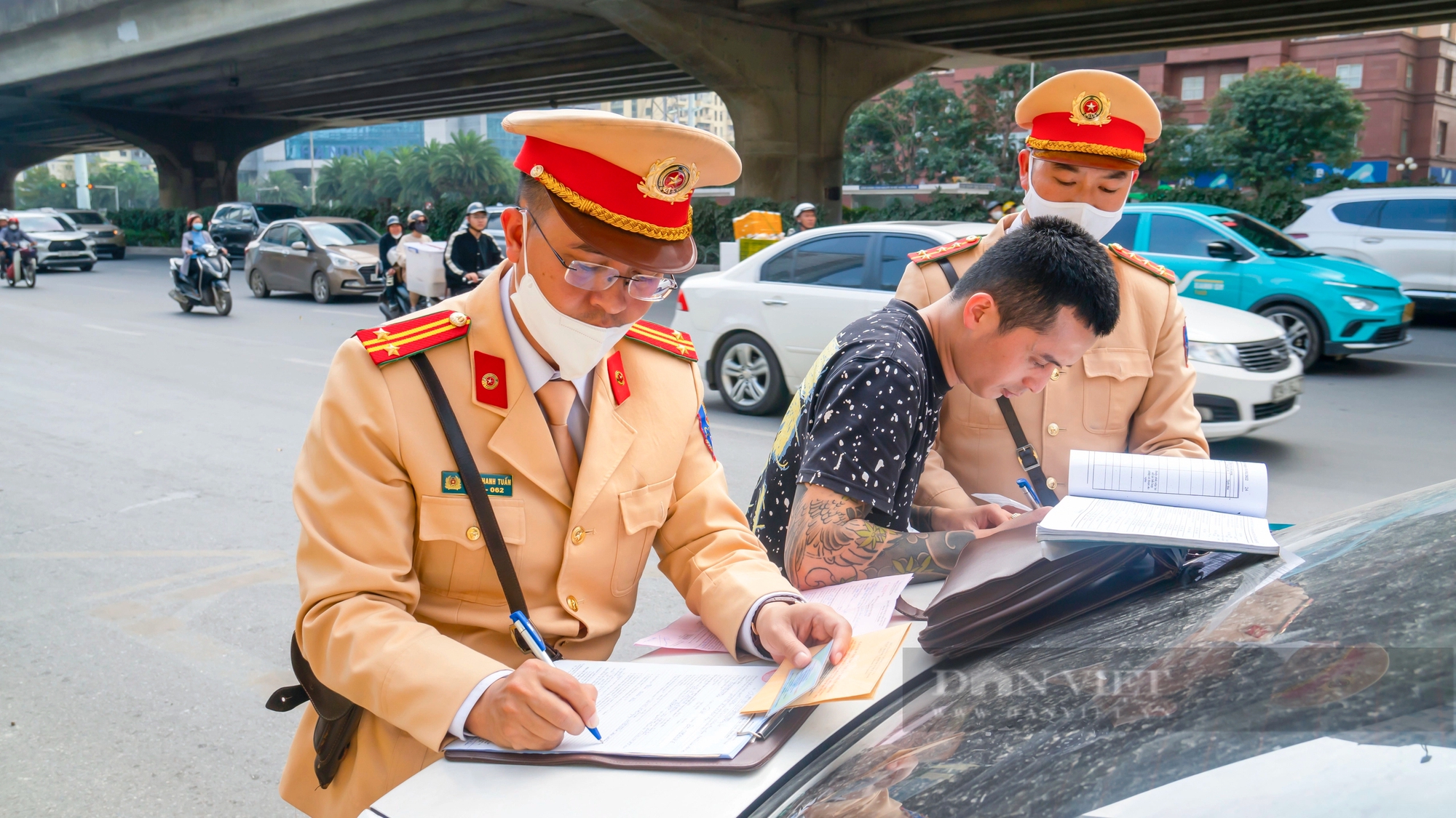 CSGT Hà Nội ra quân xử lý xe hợp đồng "trá hình", xe khách đón trả sai quy định cao điểm cận Tết Giáp Thìn- Ảnh 3.
