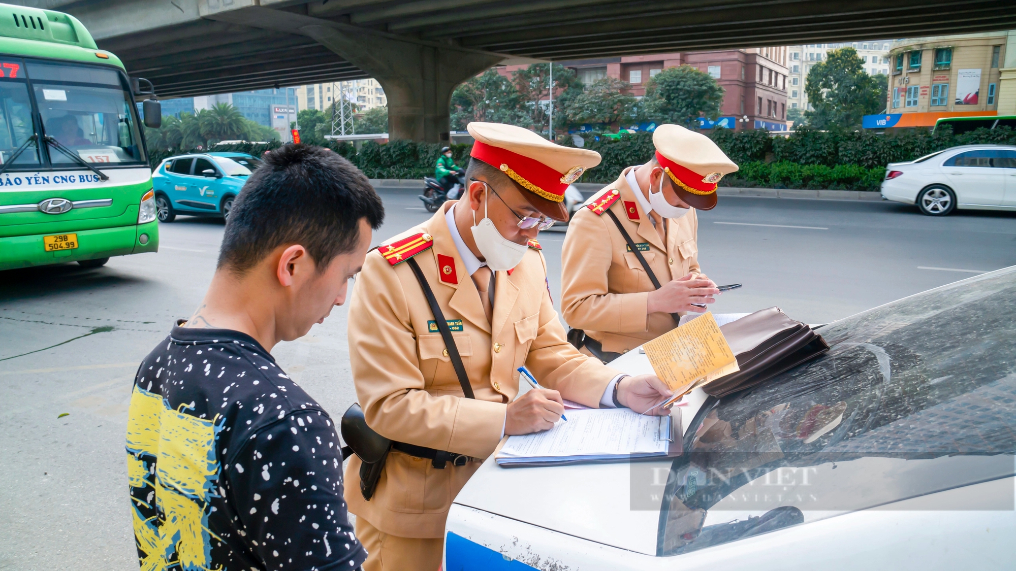 CSGT Hà Nội ra quân xử lý xe hợp đồng "trá hình", xe khách đón trả sai quy định cao điểm cận Tết Giáp Thìn- Ảnh 2.