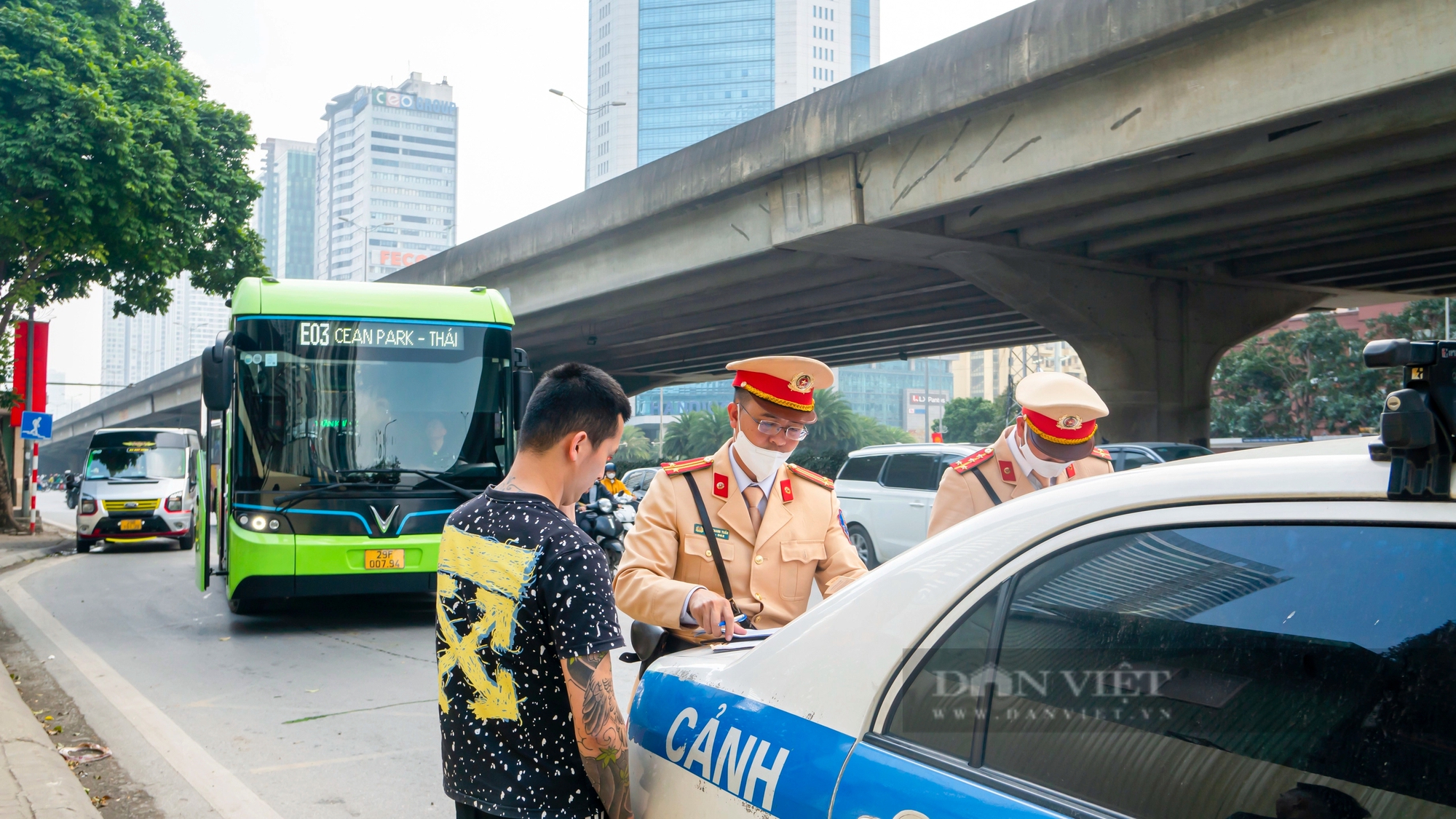 CSGT Hà Nội ra quân xử lý xe hợp đồng "trá hình", xe khách đón trả sai quy định cao điểm cận Tết Giáp Thìn- Ảnh 1.