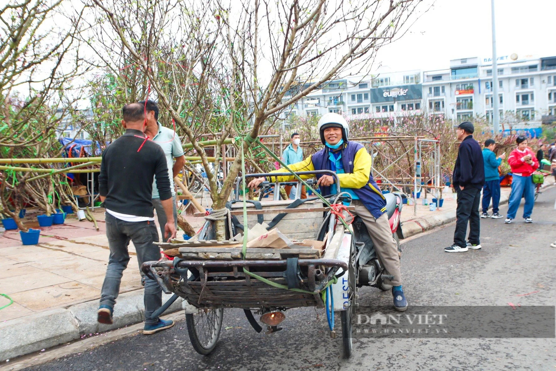 Thức khuya dậy sớm, người làm dịch vụ "chở Tết" vẫn mỏi mắt tìm việc- Ảnh 3.