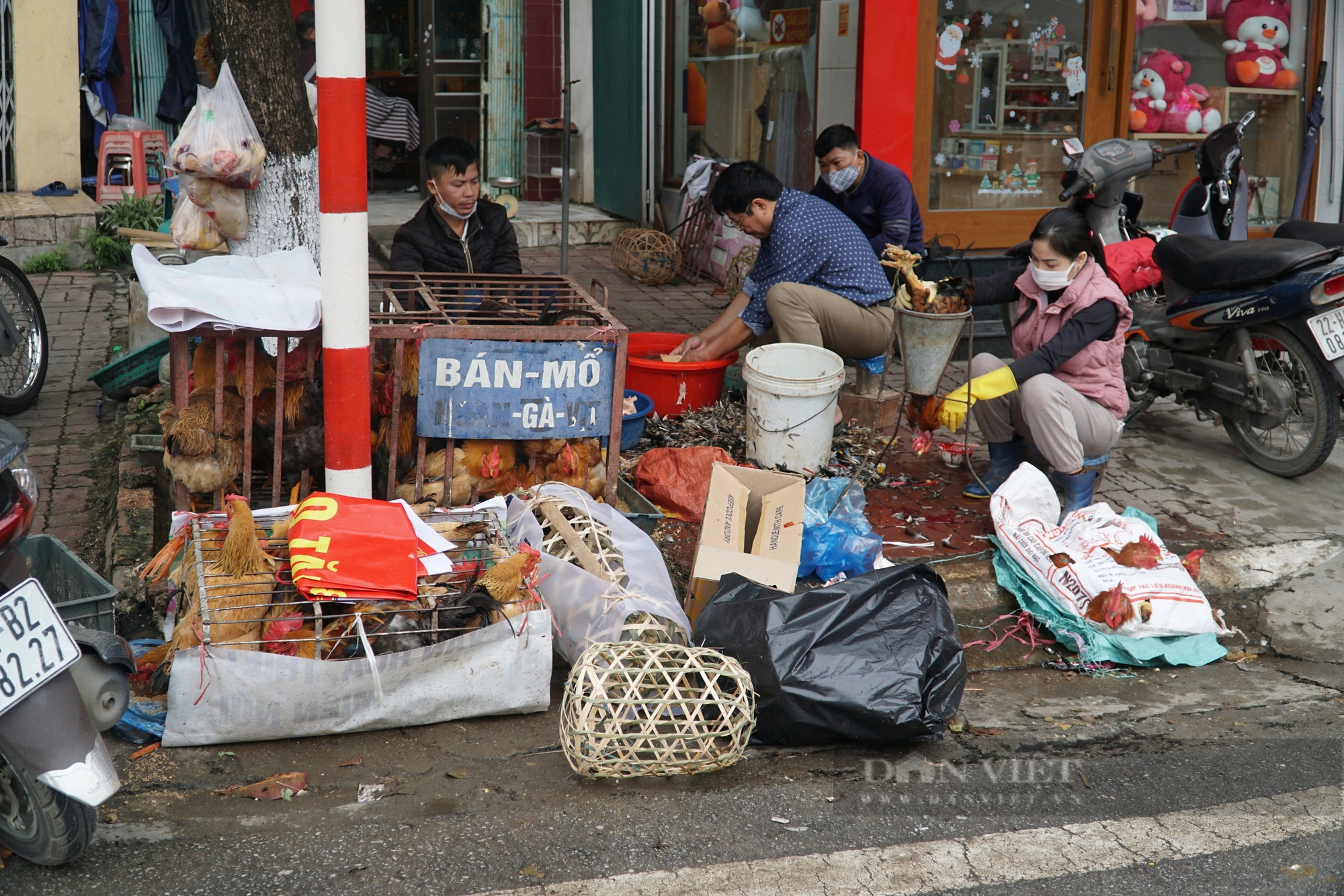 Chị Thanh phải nhờ người thân ra phụ mổ gà trong những ngày đông khách. Ảnh: Trung Hiếu